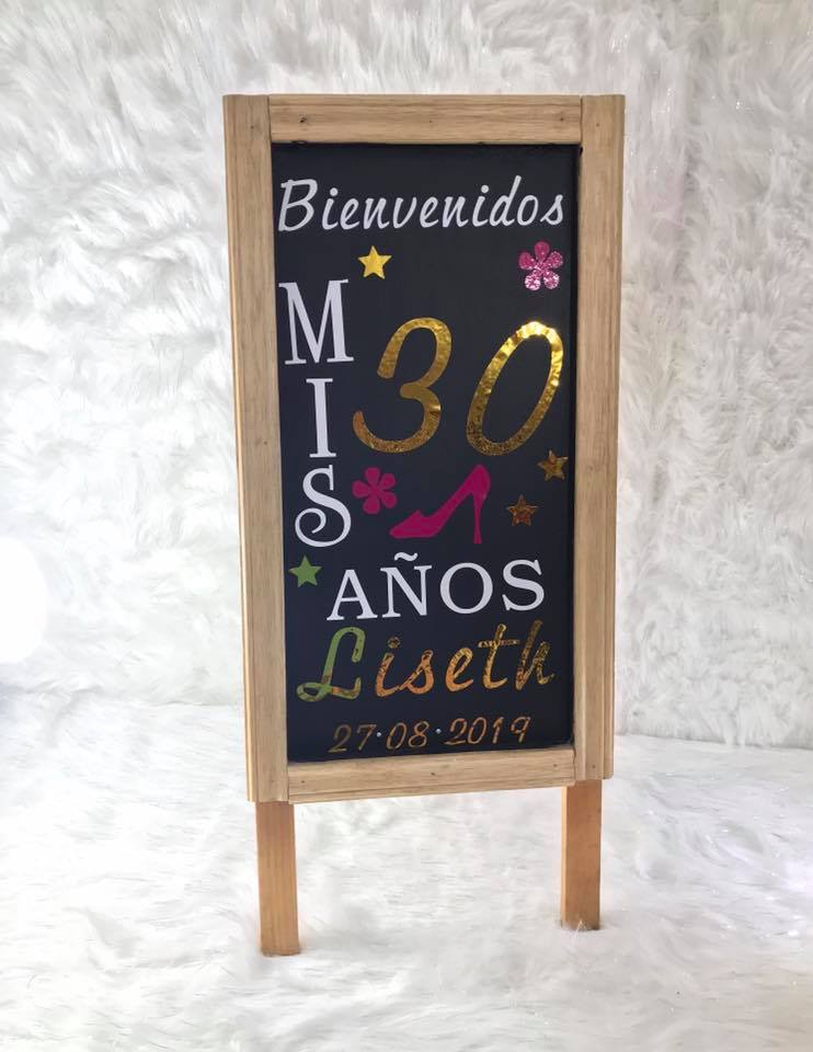 Tablero color Madera 
73cm altura 45cm ancho 
Alquiler $20.000 sin presonalizar.
costo adicional por personalización $110.000