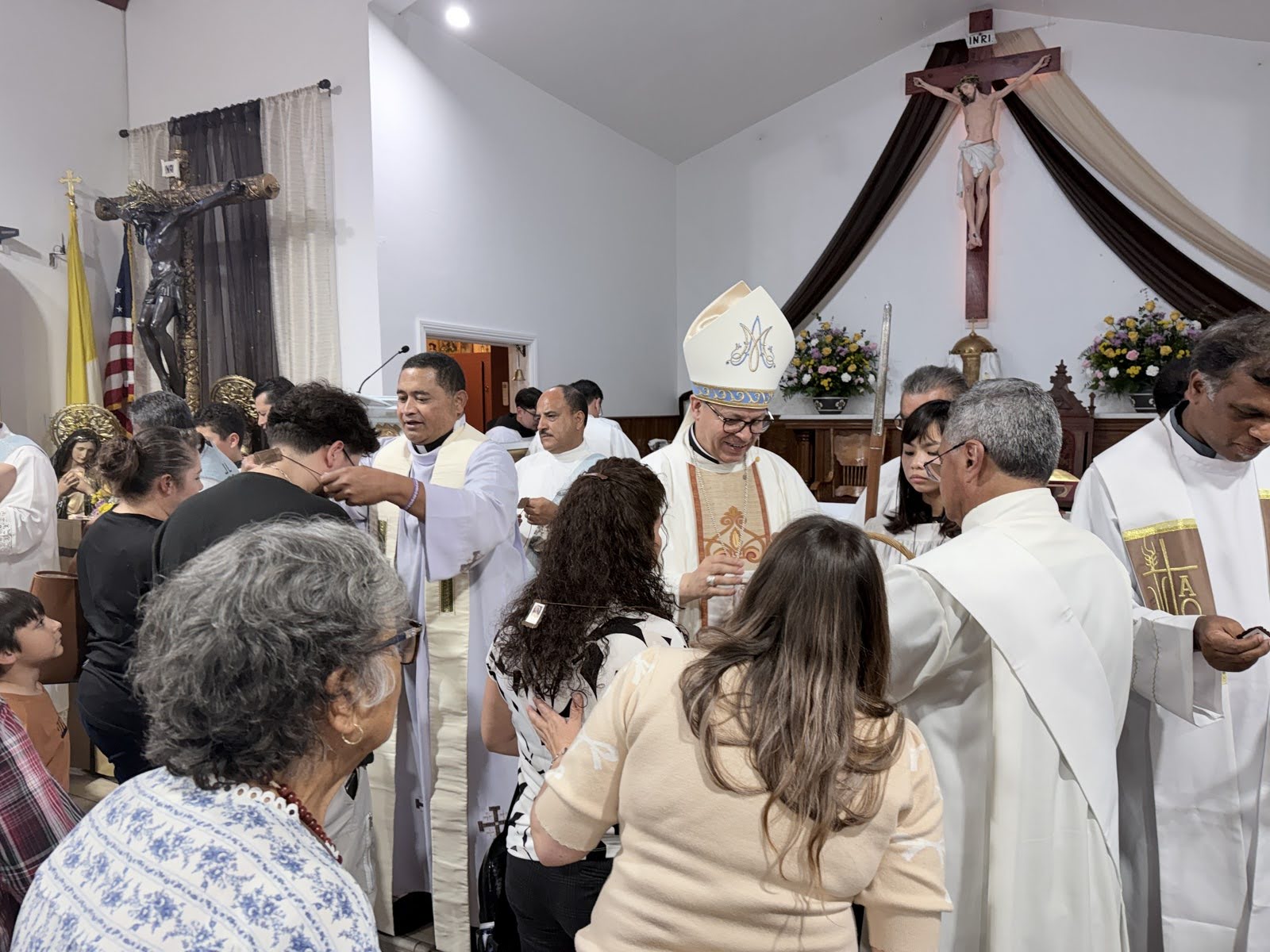 https://0201.nccdn.net/1_2/000/000/0e5/e05/imposicion-scapulars-bishop.jpg
