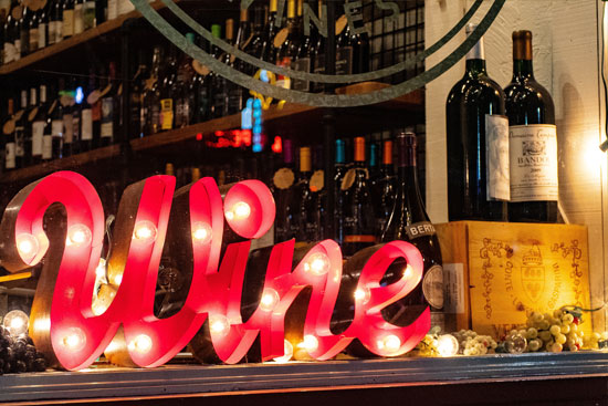 https://0201.nccdn.net/1_2/000/000/0e6/358/vinoteca.jpg