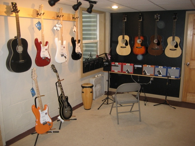 https://0201.nccdn.net/1_2/000/000/0e6/39c/Guitar-showroom--640x480---2--640x480.jpg