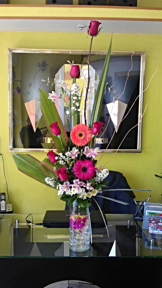 Arreglo A5 de 6 rosas rojas con dos gerberas pueden variar de color.
$ 700