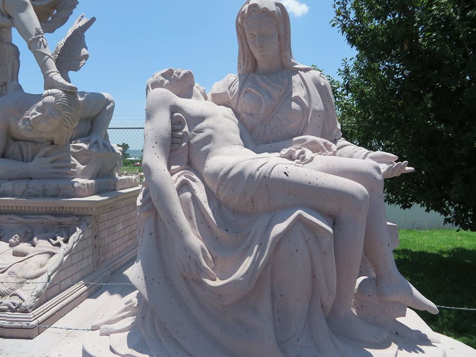 La Piedad 95 cm de Alto por 85 cm de Ancho y 45 cm de Grueso