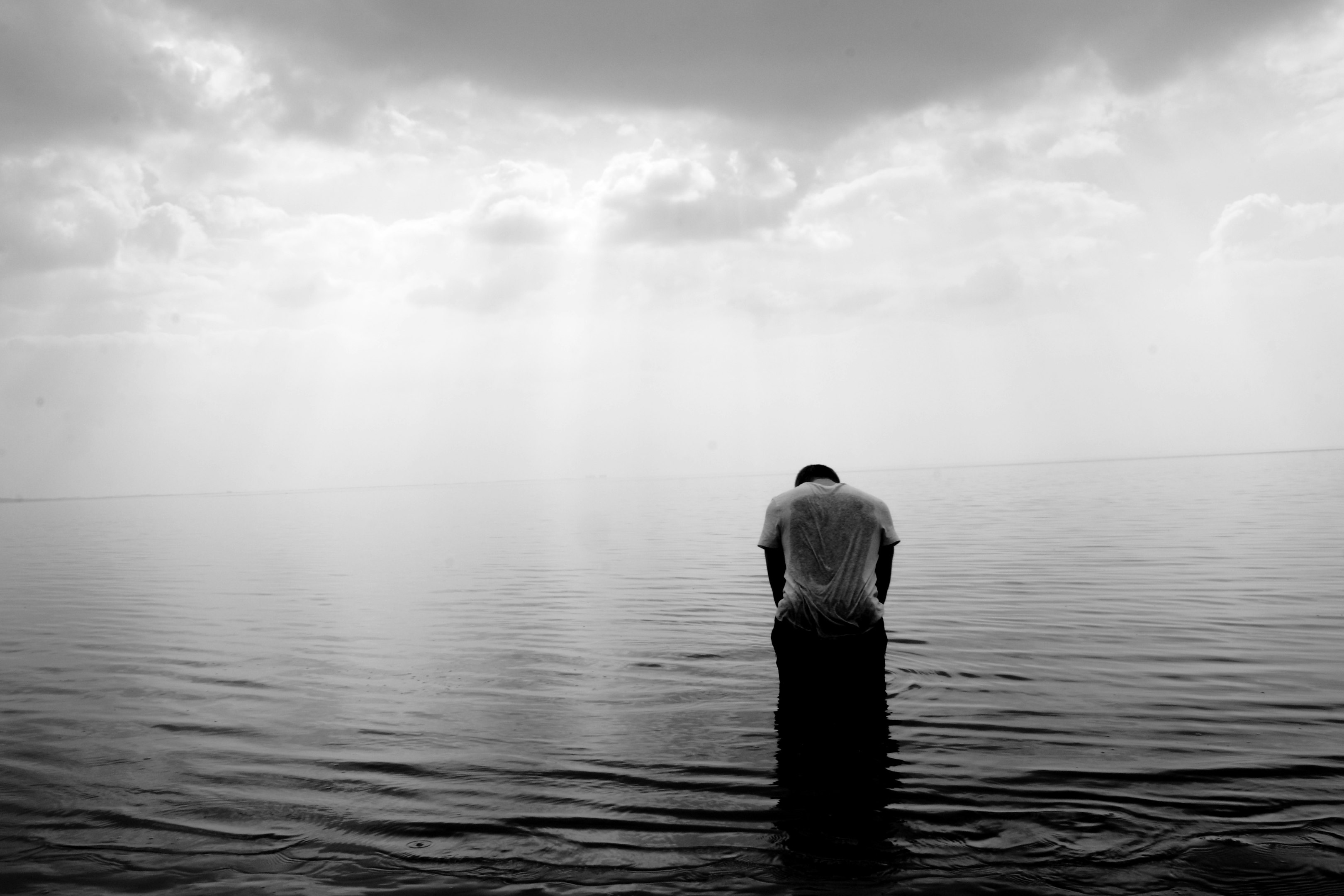 fotografía en blanco y negro de persona en la playa