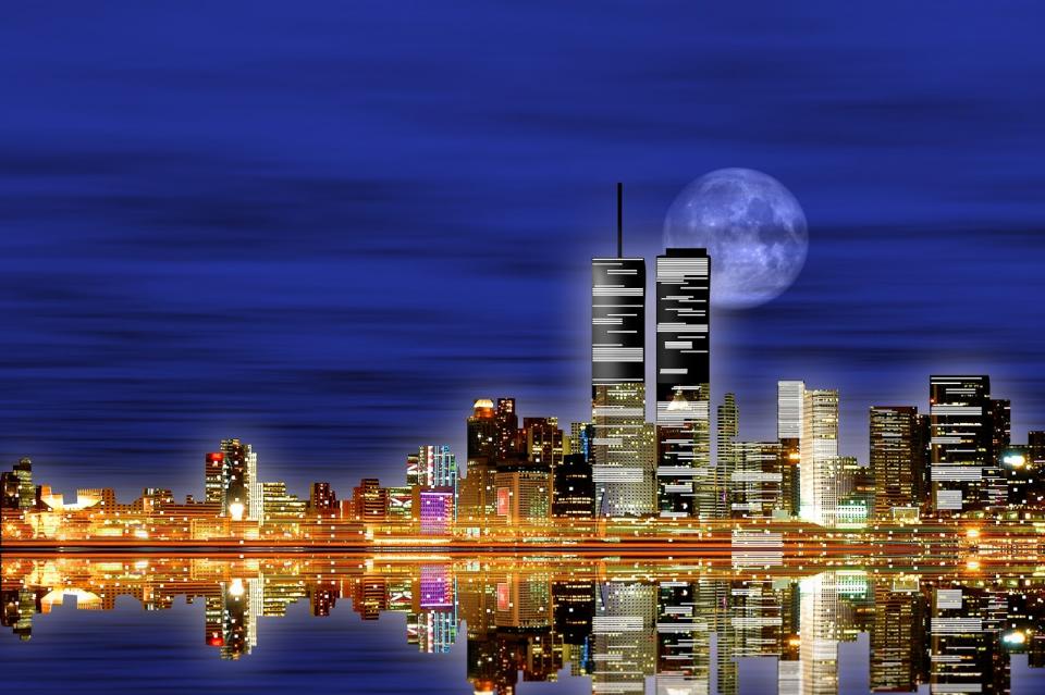 Horizonte urbano nocturno con rascacielos iluminados, luna llena y reflejo en el agua