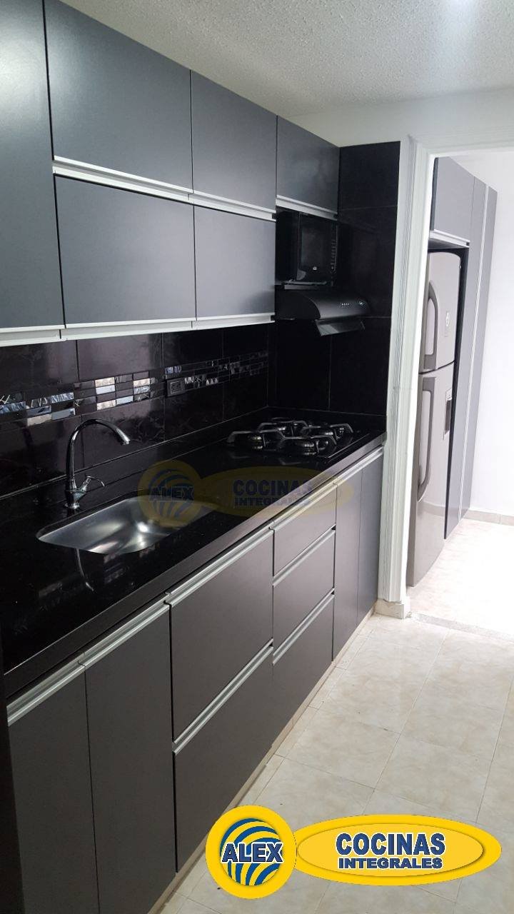 Cocina lineal color Kromo con manija perfil aluminio