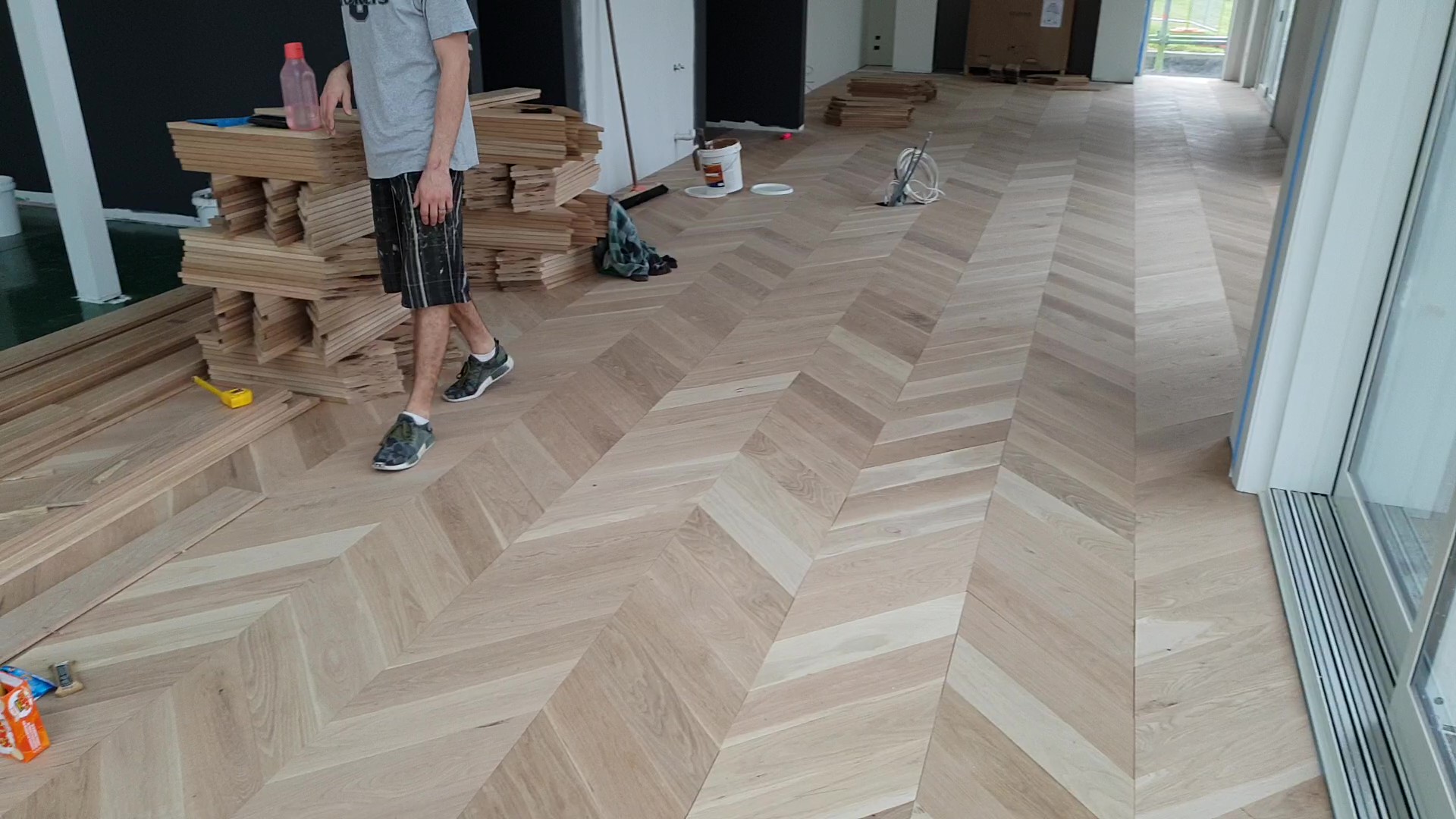 https://0201.nccdn.net/1_2/000/000/0e8/19e/23-herringbone-flooring.jpg