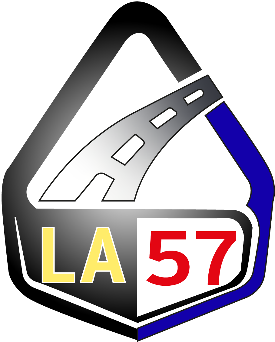 Logotipo de carretera con fondo negro, carretera estilizada en el centro y texto 'LA 57' en amarillo y rojo.