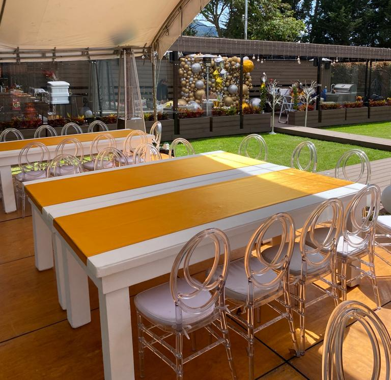 Mesa Rectangular de Madera Blanca
Medidas: 2.20m x 1m
$90.000
( Sin sillas )