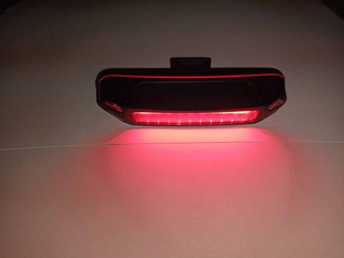 Faro trasero intermitente recargable