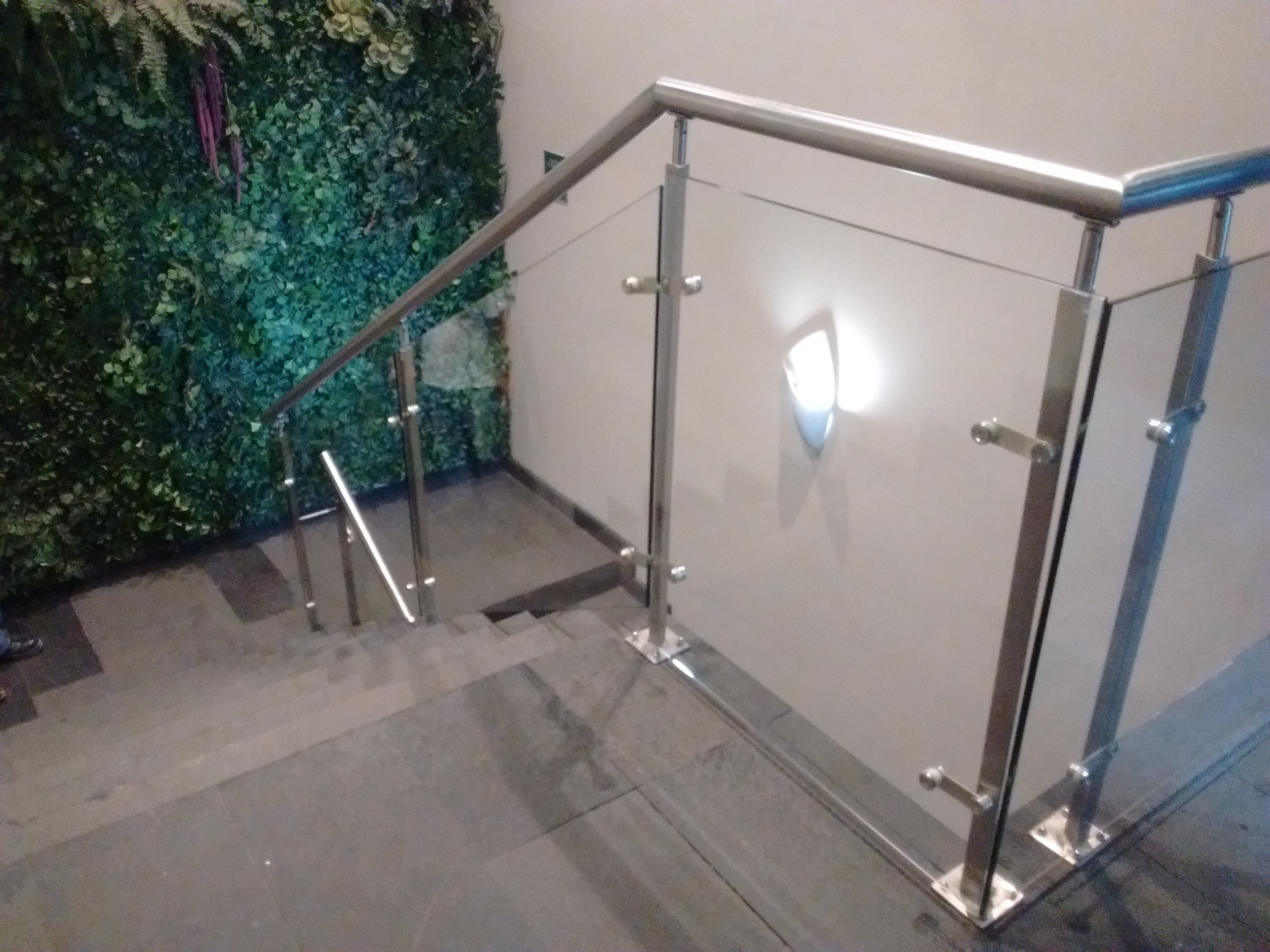 Barandal de acero inoxidable y vidrio en tienda Bed Bath & Beyond.