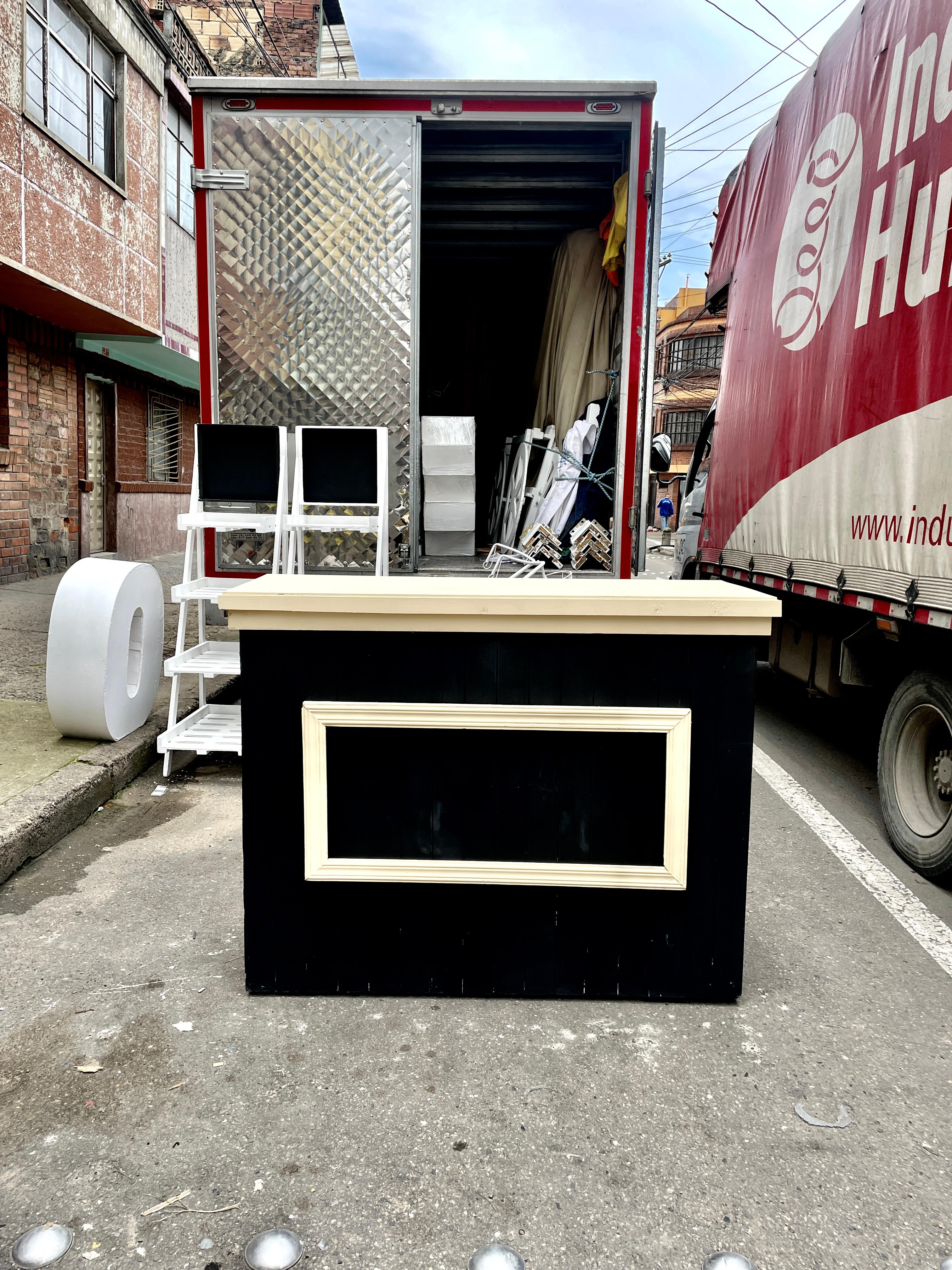 Modulo de Barra Negra
Mesa solo interior
 1.03M Alto
45cm Profundidad
1.27M Ancho
$150.000
 Alquiler