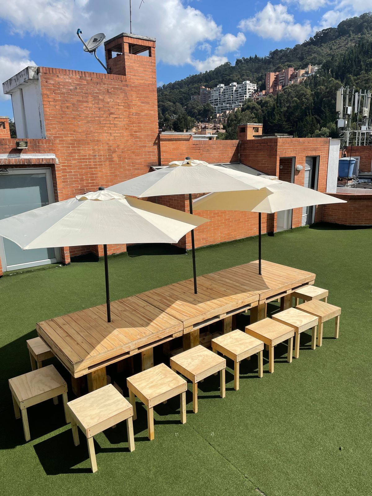 Picnic Alta + 6 Bancas
1m x 1.17cm c/u
+ Sombrilla $ 180.000
Precio Unitario
Imagen referencia 3 mesas unidas (precio solo 1)