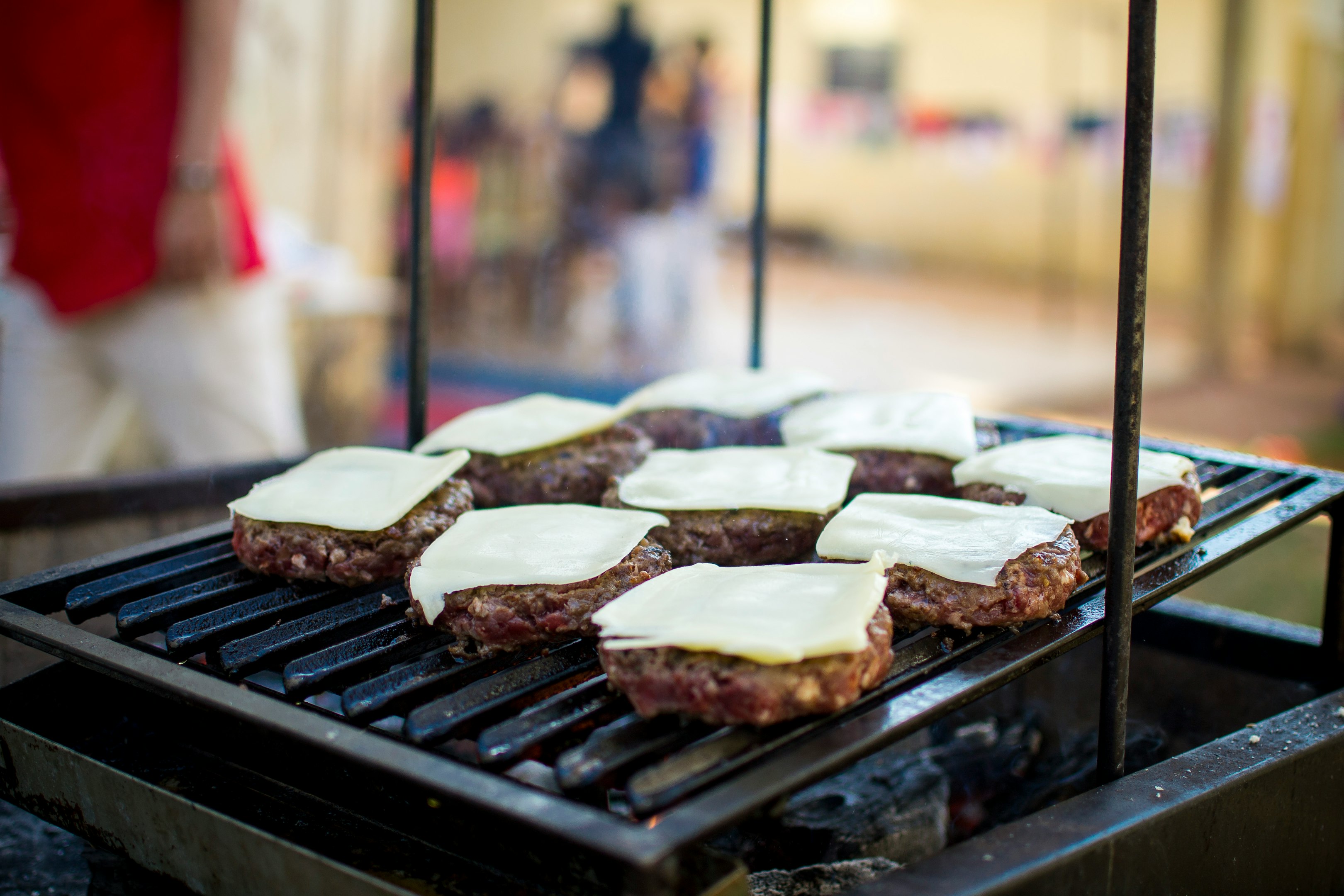 fotografía con enfoque selectivo de hamburguesa con queso en la parrilla