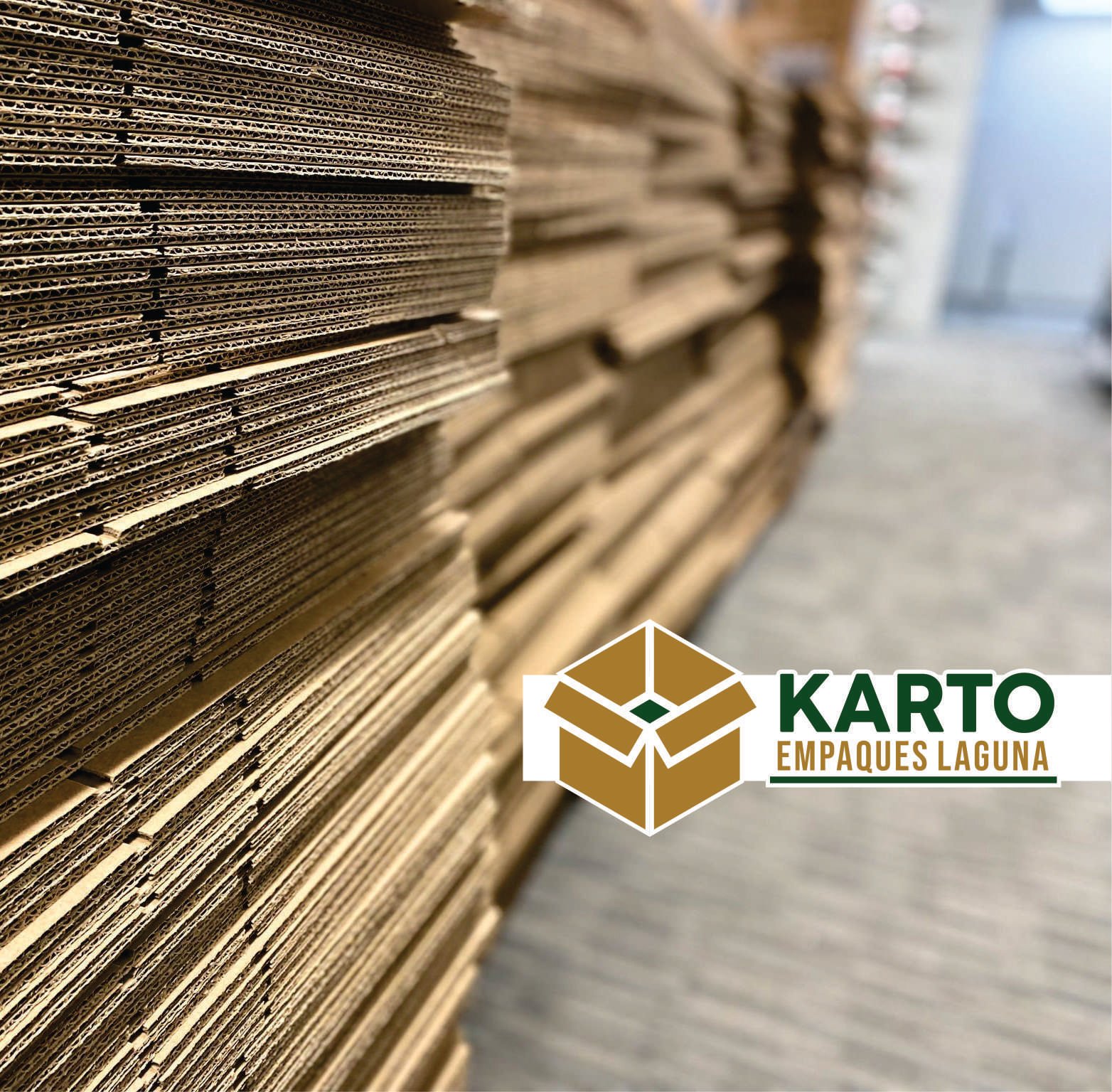 Pilas de cartón ondulado apiladas con logo de Karto Empaques Laguna en la parte inferior derecha.