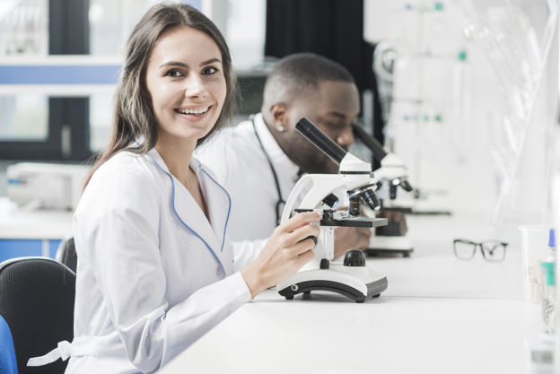 https://0201.nccdn.net/1_2/000/000/0ea/c71/mujer-alegre-medico-micoscopio_23-2147767434.jpg