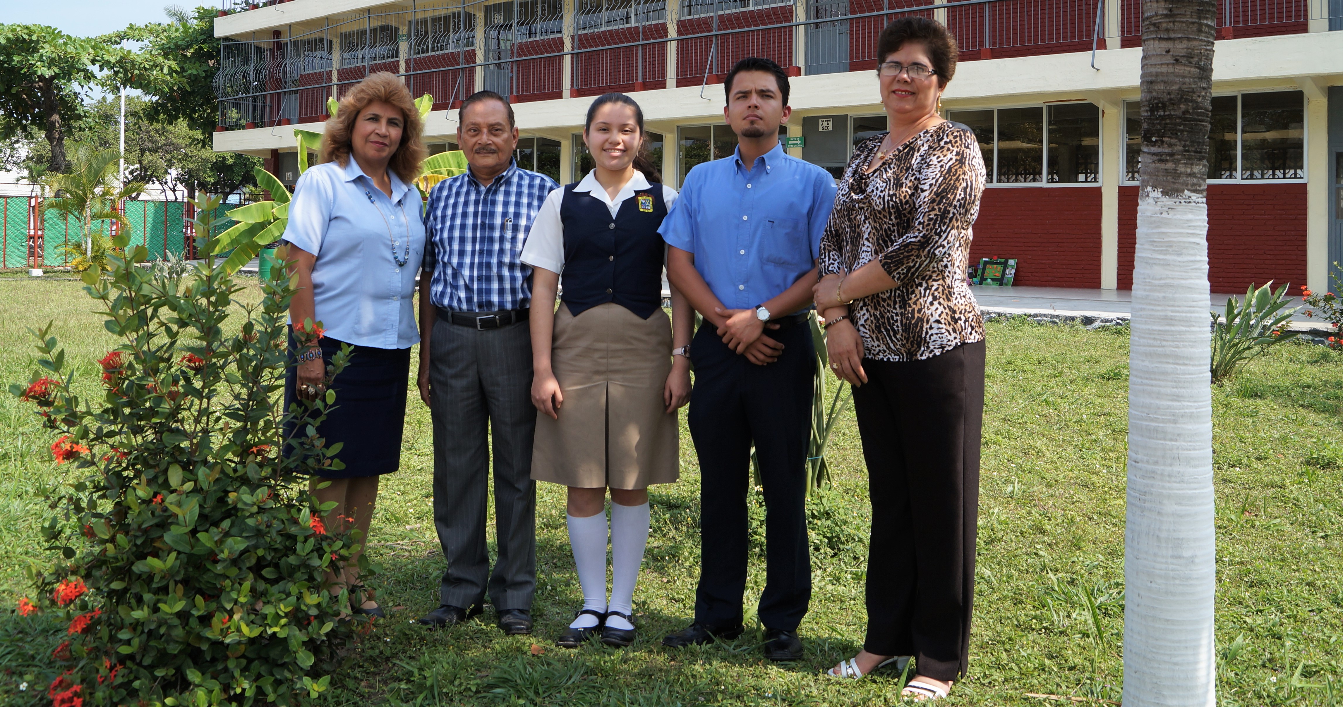 XIMENA SOLÍS ISLAS
DESTACADA PARTICIPANTE EN LA OLIMPIADA DE MATEMÁTICAS NIVEL SECUNDARIA
1er. LUGAR EN FASE ZONAL 1er. LUGAR EN FASE SECTOR 1er. LUGAR FASE INTERMODALIDADES
MTRA. MA. DOLORES PEÑA PULIDO, PROF. ALFONSO ARROYO HERNÁNDEZ,
PROF. GUSTAVO ADOLFO ACHIRICA ARGUELLO ING. EULALIA ALEJANDRE GARCÍA