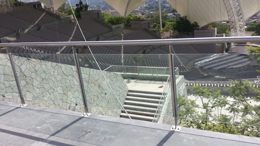 Pantalla con cristal claro de 9mm templado, con postes y barandal de acero inoxidable. 