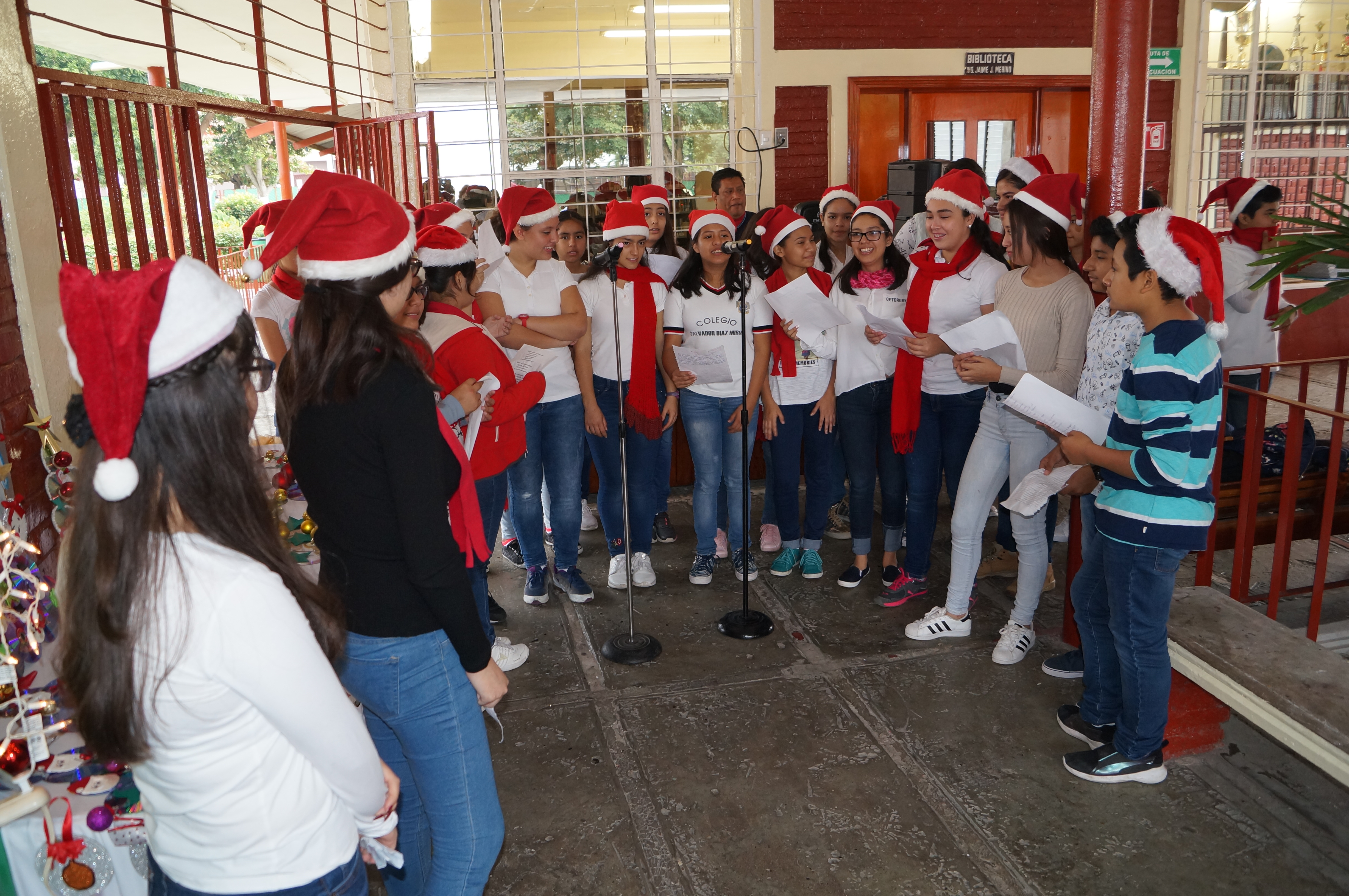 ALUMNOS INTERPRETANDO CANCIONES NAVIDEÑAS EN INGLÉS