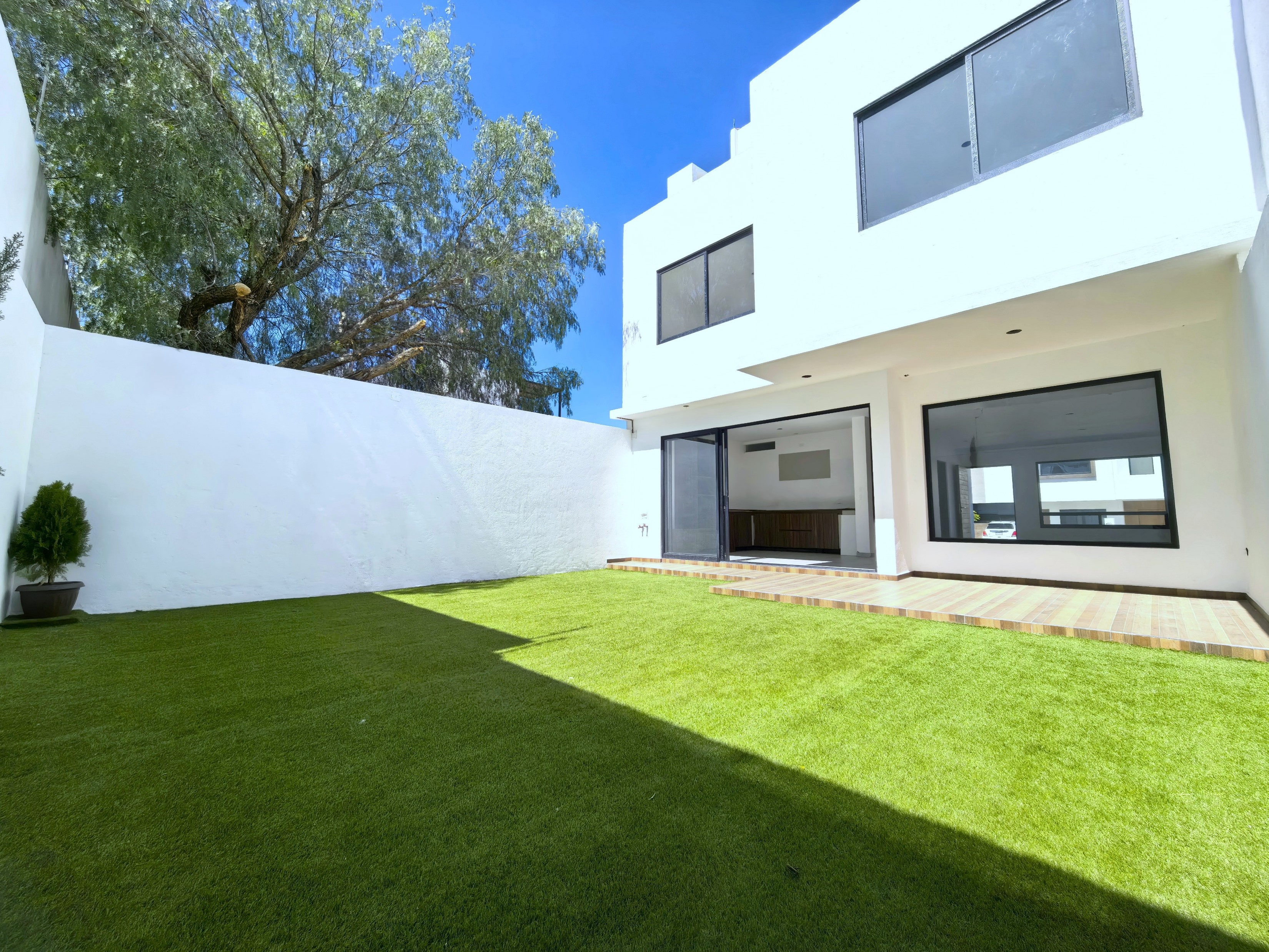 KREAR: Jardín con Pasto Sintético Premium y Porche