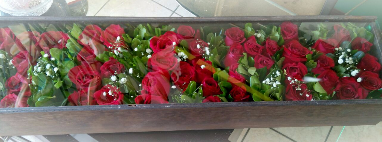 Caja de madera con vidrio diseño TE AMO con 50 rosas.
$1400