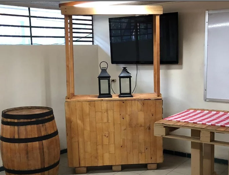 Estación de bebidas
2.20m Altura Total
1.28m Ancho
48cm Profundidad
+ 1 mesa picnic alta
+ barril
Alquiler $270.000