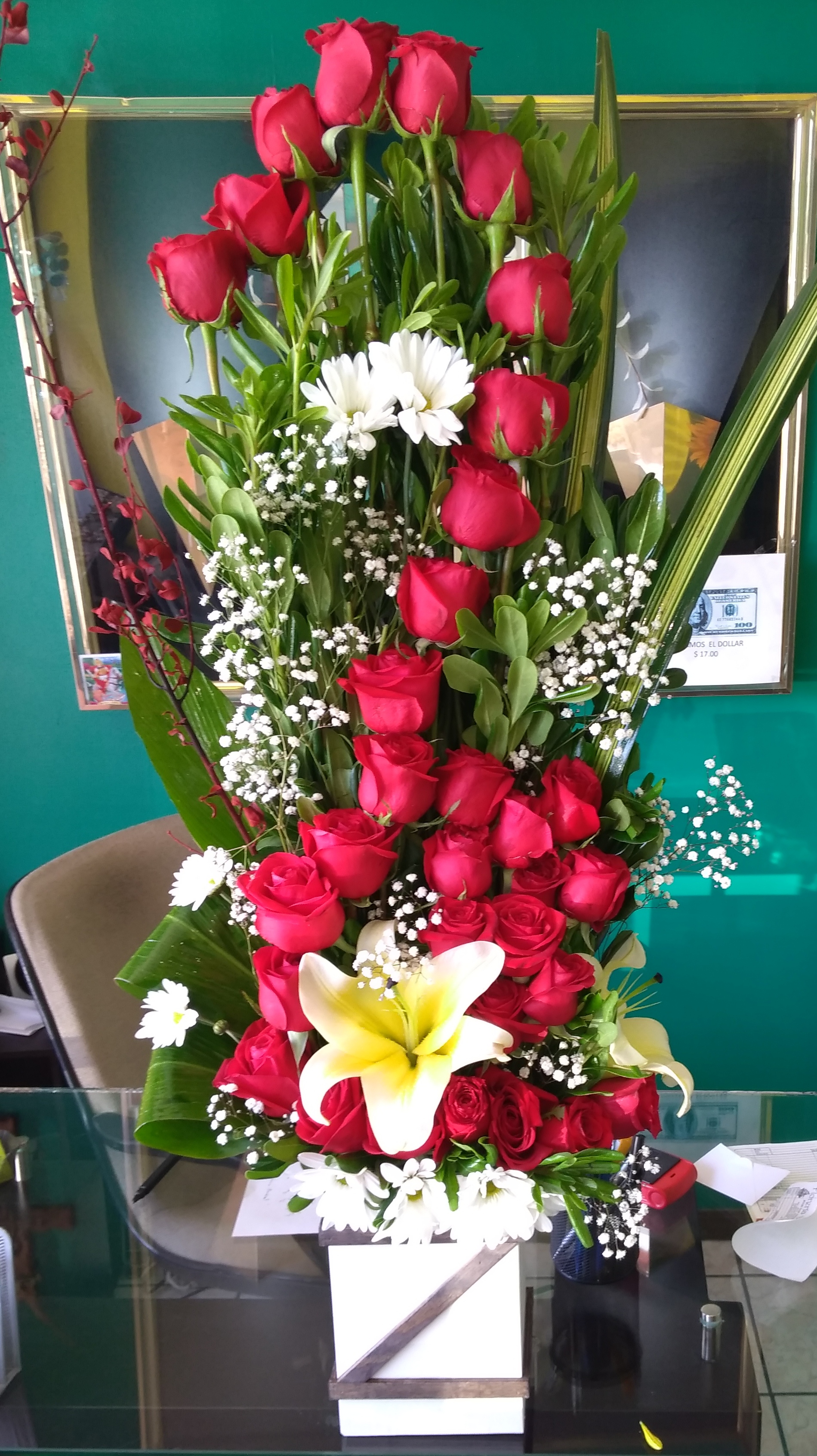 Arreglo A34 de 24 rosas rojas,lilies.
$1300