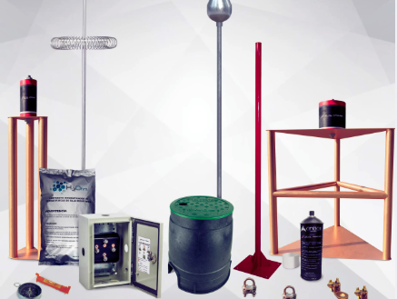 Pasillo largo en un centro de datos industrial con equipos de tecnología avanzada, rodeado de paneles y tuberías grises.