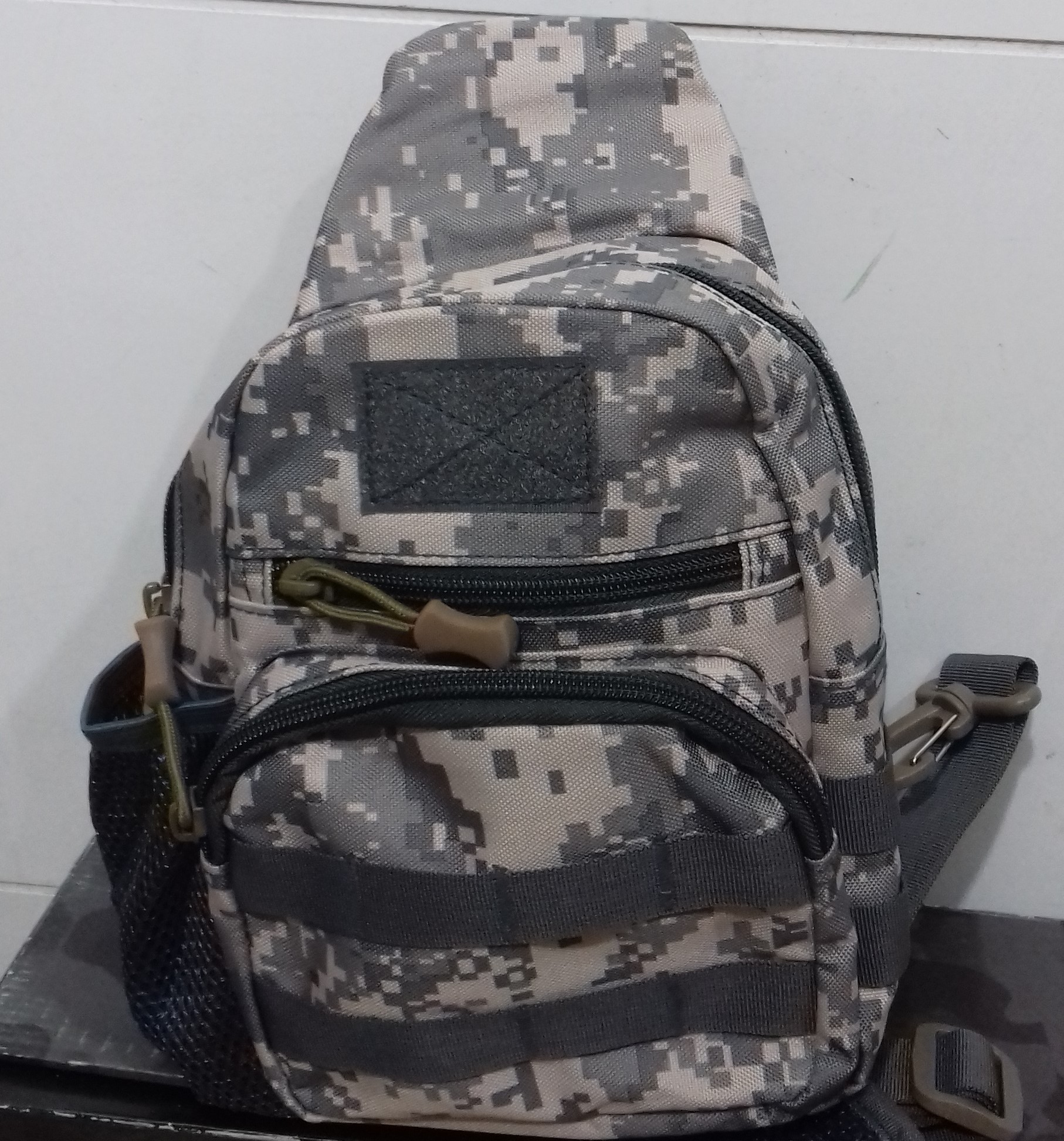 Bolsa cruzada tipo Mariconera confeccionada en Nylon