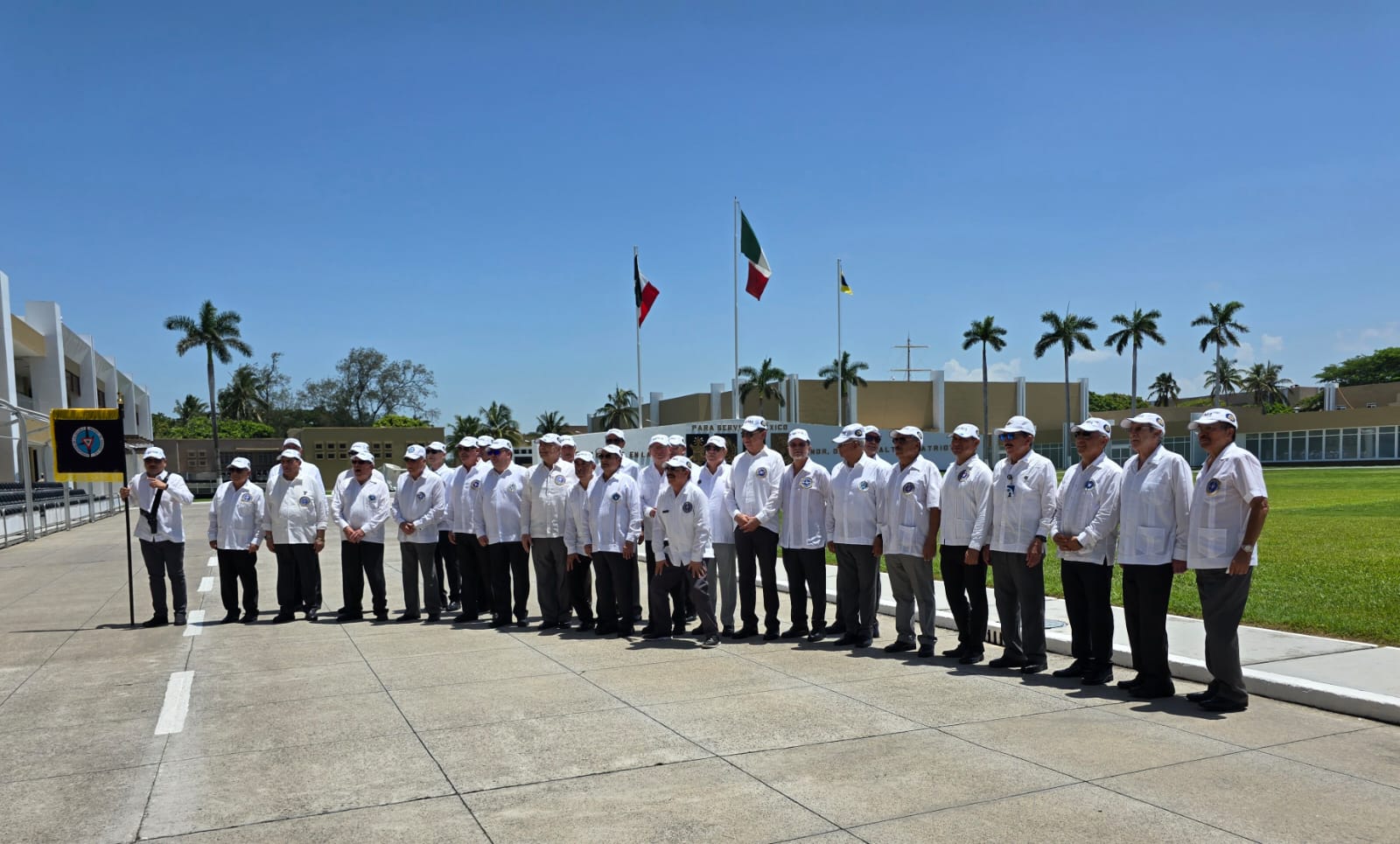 Socios de la AEMA AC. Presentes en las instalaciones de la Heroica Escuela Naval Militar en su 45 Asamblea General Ordinaria.
