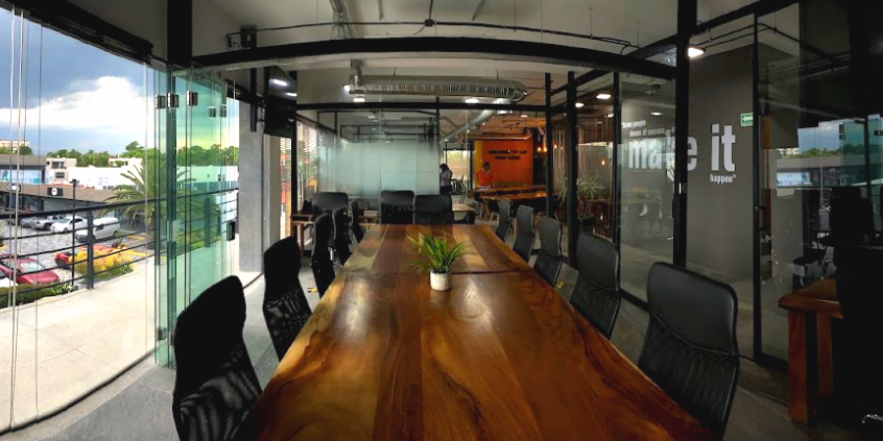 fotografía en blanco y negro de una mujer usando gafas