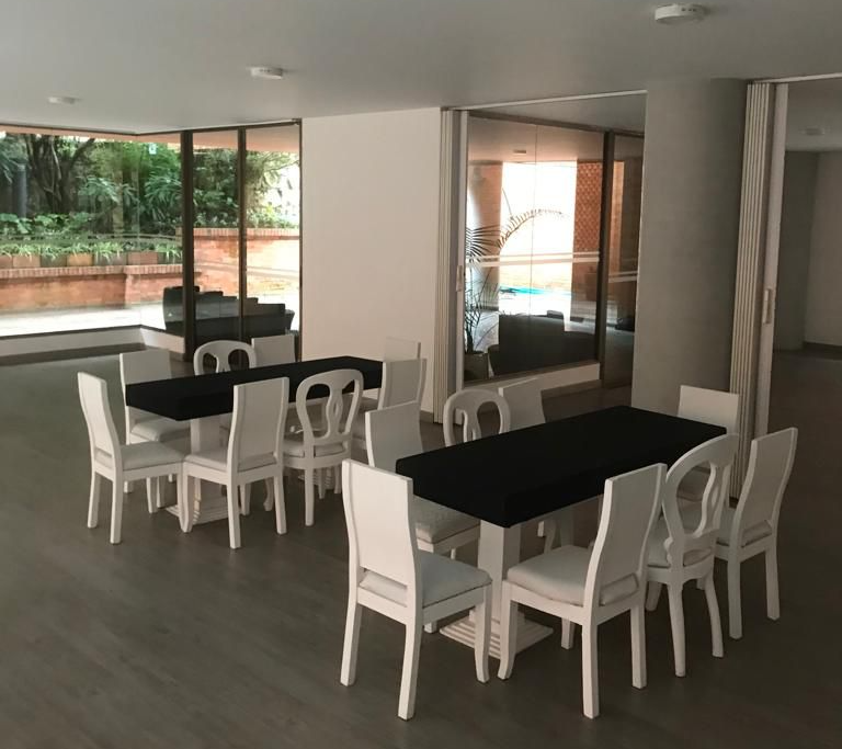 Mesa Para 6 Niños tapizada +
6 Sillas napoleon
Alquiler $82.000