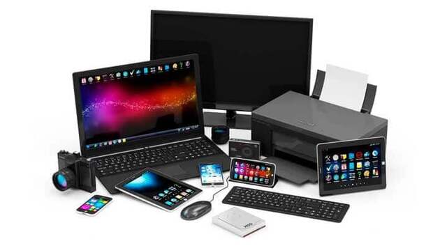 Dispositivos electrónicos diversos como laptops, tablets, teléfonos inteligentes, cámara, impresora y monitor.