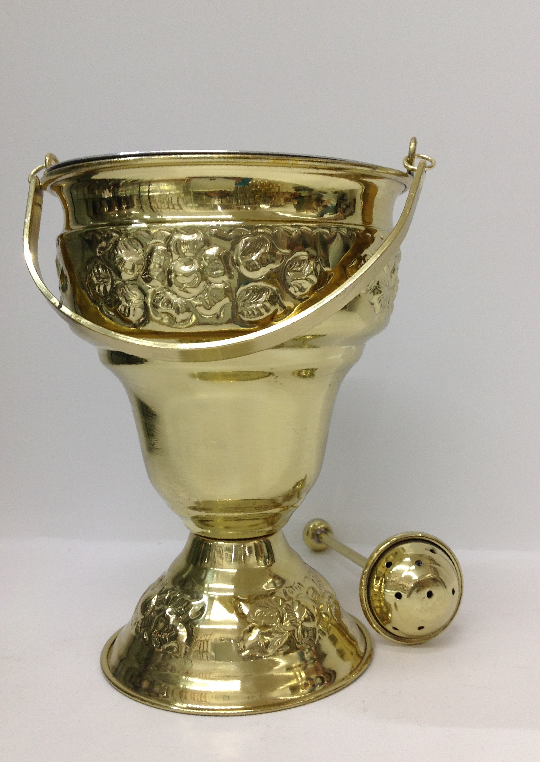 ACETRE DE LATÓN GRABADO DE FLORES Y DEPOSITODE ALUMINIO

preguntar por existencias.