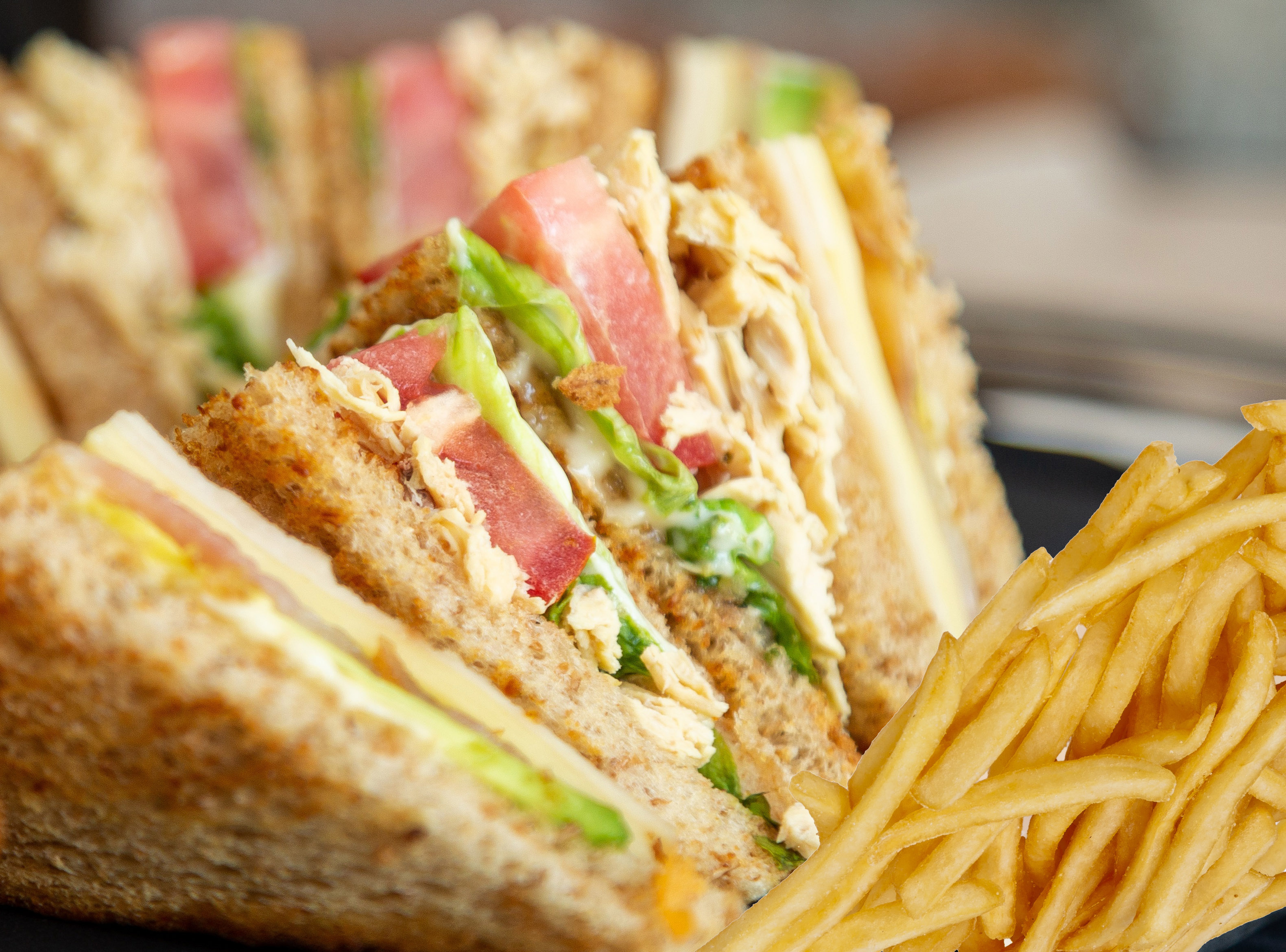 Delicioso Sandwich con pollo, jamon picnic, queso danes, lechuga, tomate, aderezado con Catchup y mayonesa, acompañados de suculentas papas fritas.