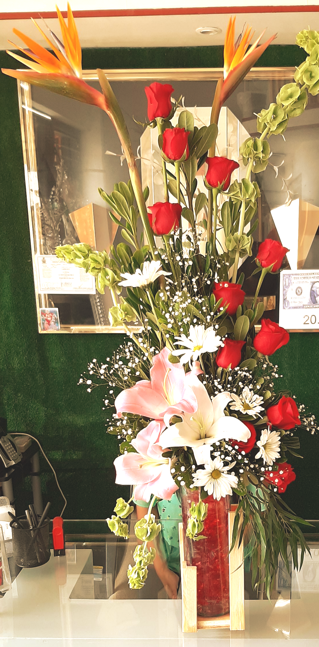 Arreglo A24 rosas rojas con oriental rosa, ave de paraiso.
$850