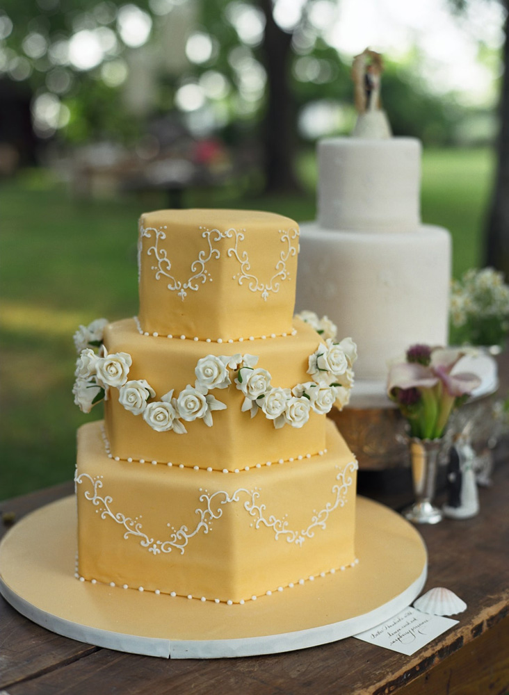 https://0201.nccdn.net/1_2/000/000/0ef/905/seaside-vintage-wedding-cakes-outdoor-events-evantine-melissa-pa.jpg