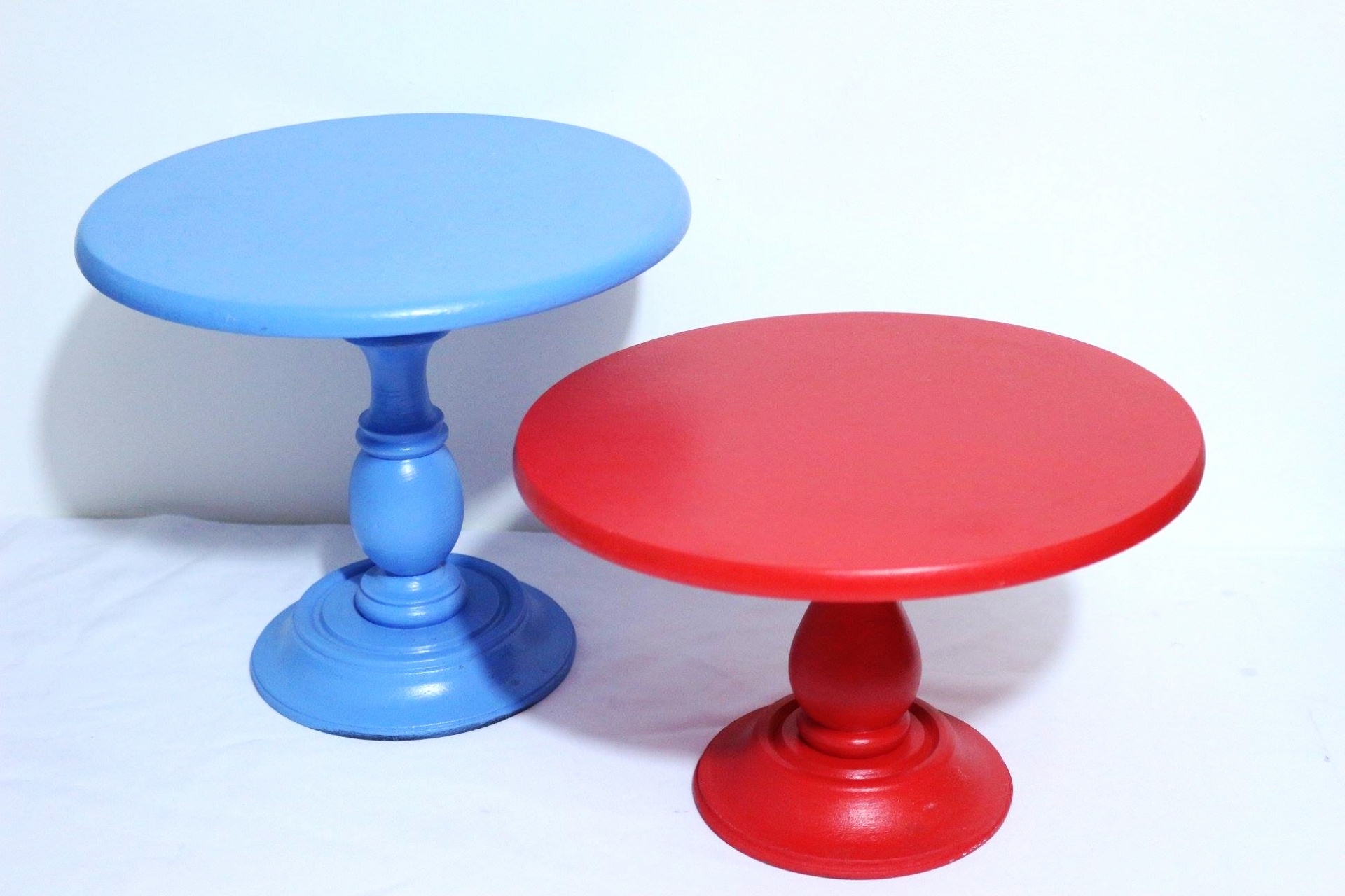 Bases Redonda para Postres
 Color Rojo Baja y Azul Alta 
30 cm Diámetro
Medidas: Alta 30cm altura
Baja : 17cm de altura  
$ 20.000 
precio unitario 