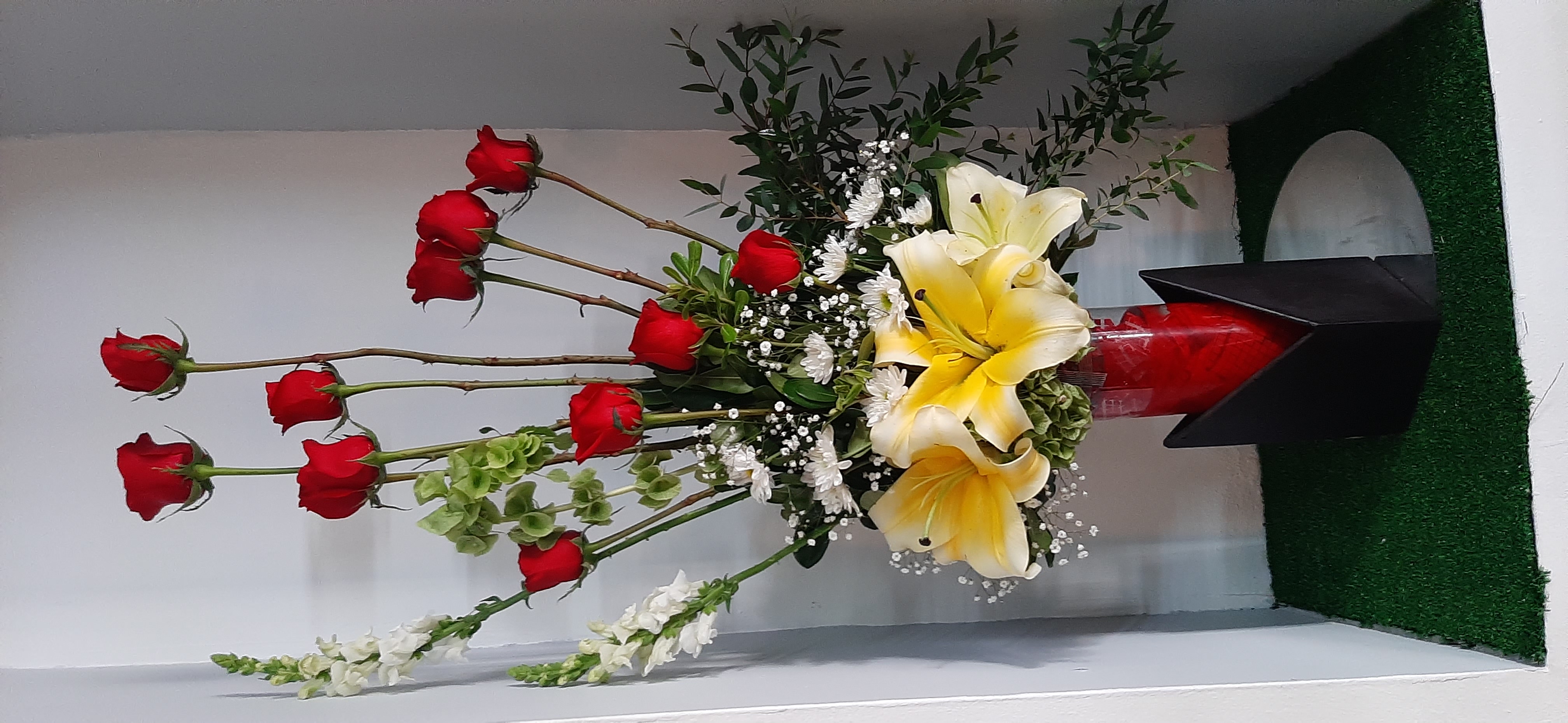 Arreglo A22 de 12 rosas rojas con concador.
$ 800