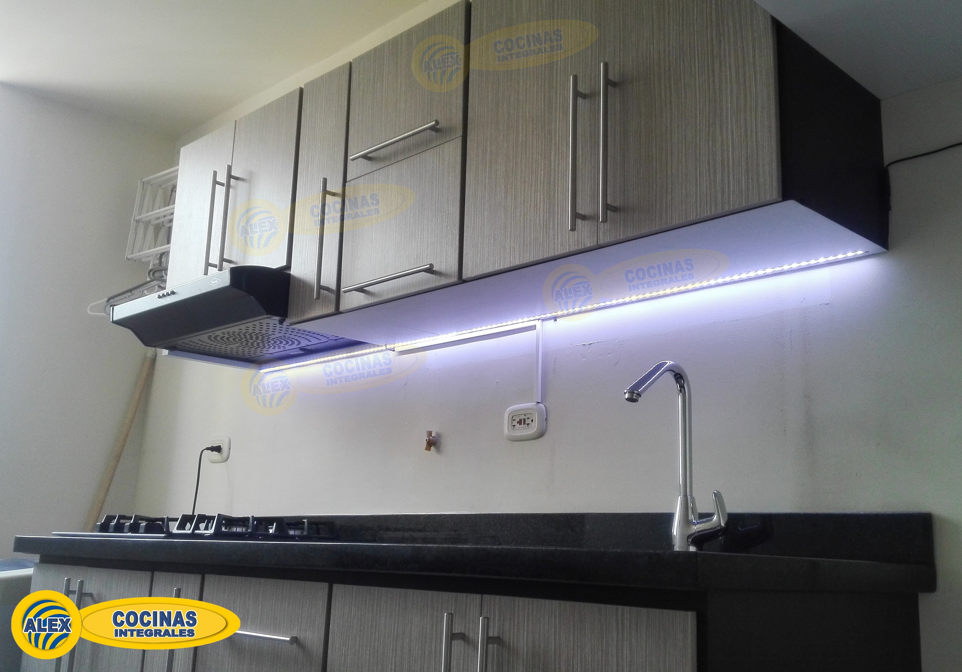 Cocina lineal color Salvaje con cinta led en mueble superior