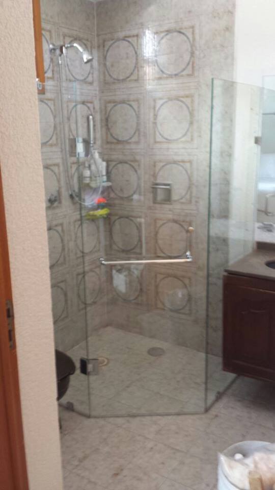 Cancel de baño cristal claro de 9 mm templado, puerta abatible al centro , jaladera tipo toallero y herrajes de acero inoxidable.