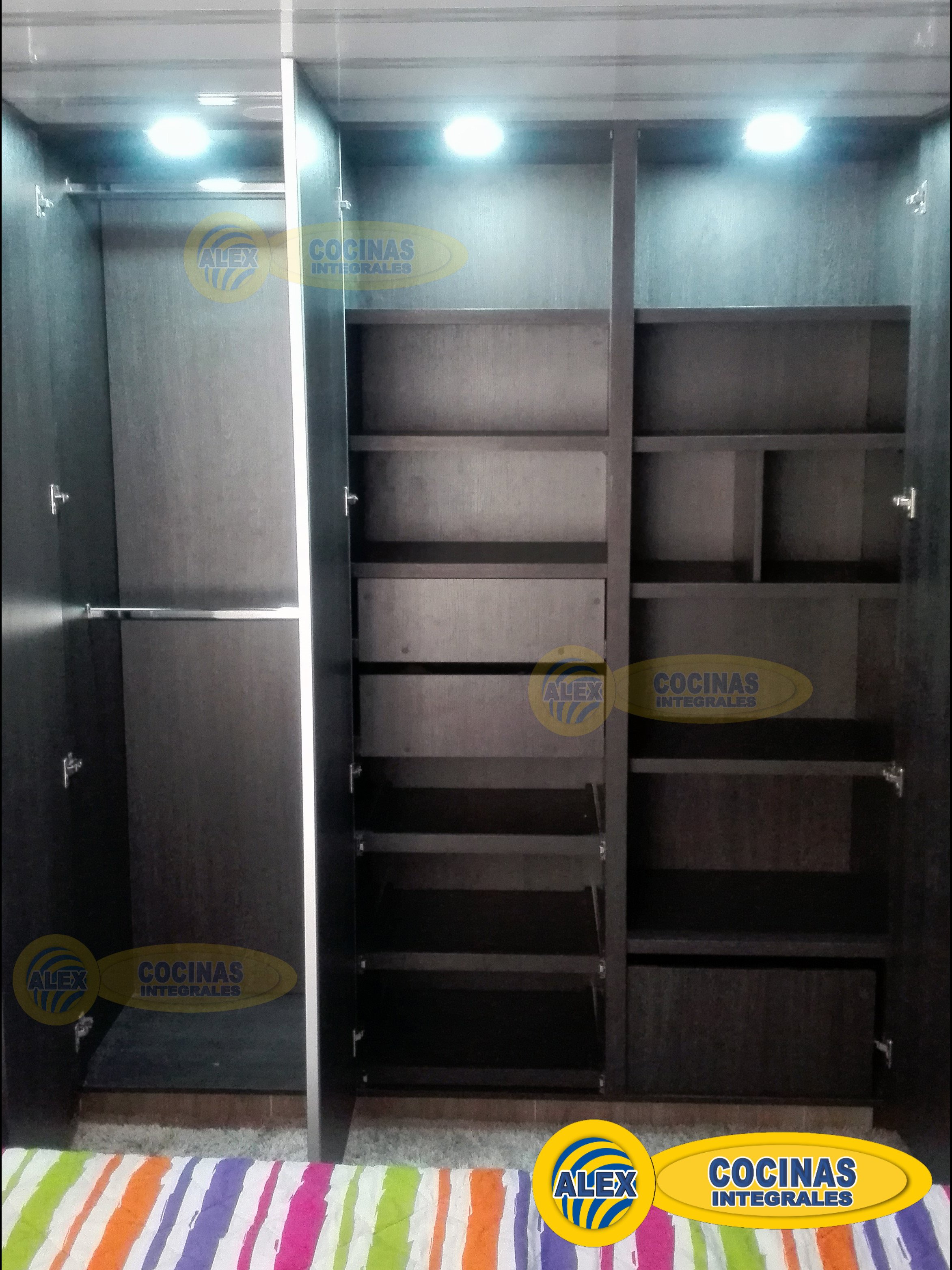 Closet de puertas batientes con espejo color Volcano