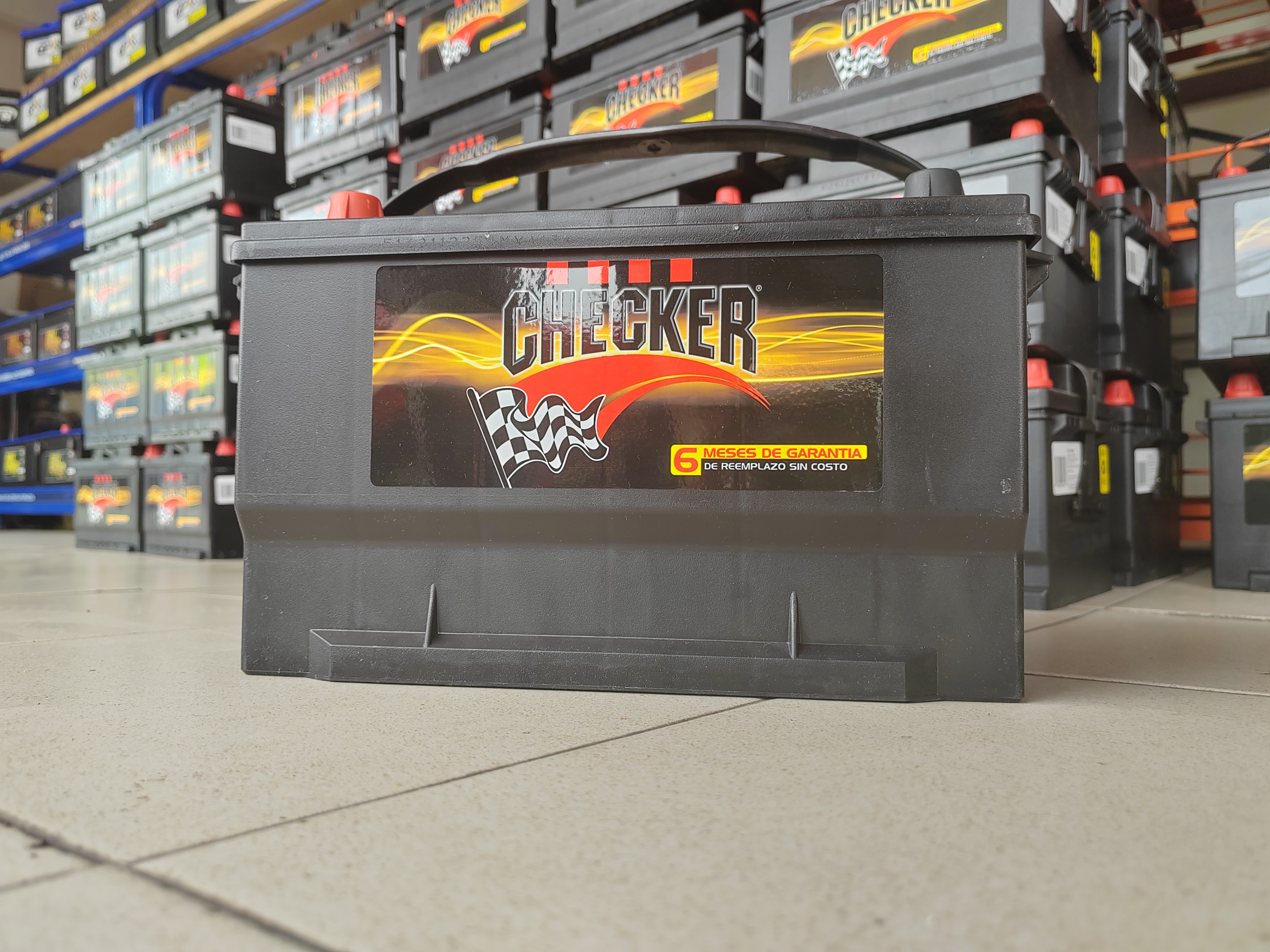 Baterías de automóvil de diferentes colores y tamaños en el compartimento del motor.