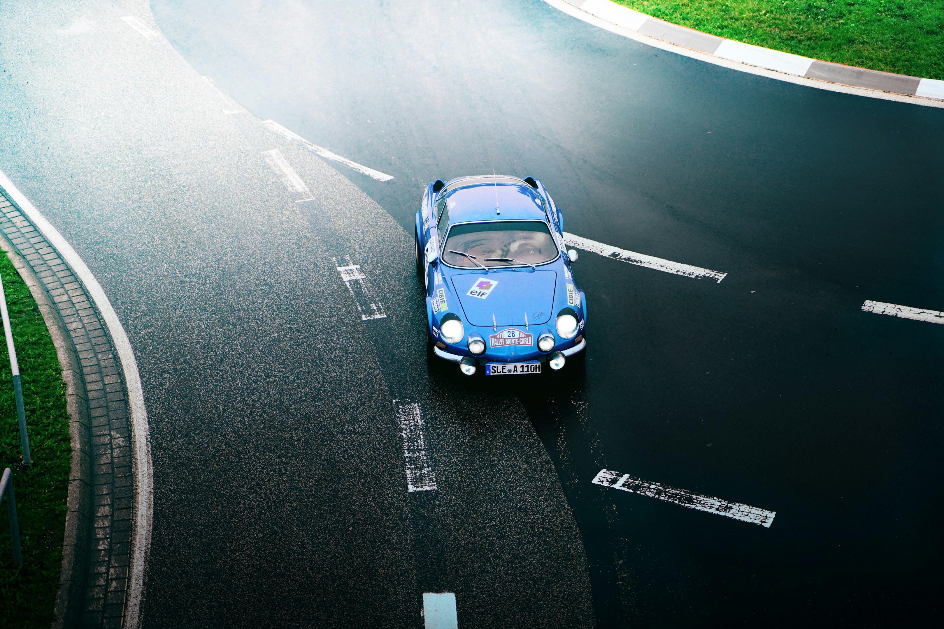 coupé azul en carretera negra