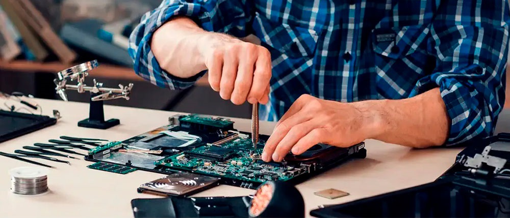 Pantalla de computadora en oficina moderna mostrando gráficos financieros y título 'Commercializer'. Pantalla de computadora en oficina moderna mostrando gráficos financieros y título 'Commercializer'.