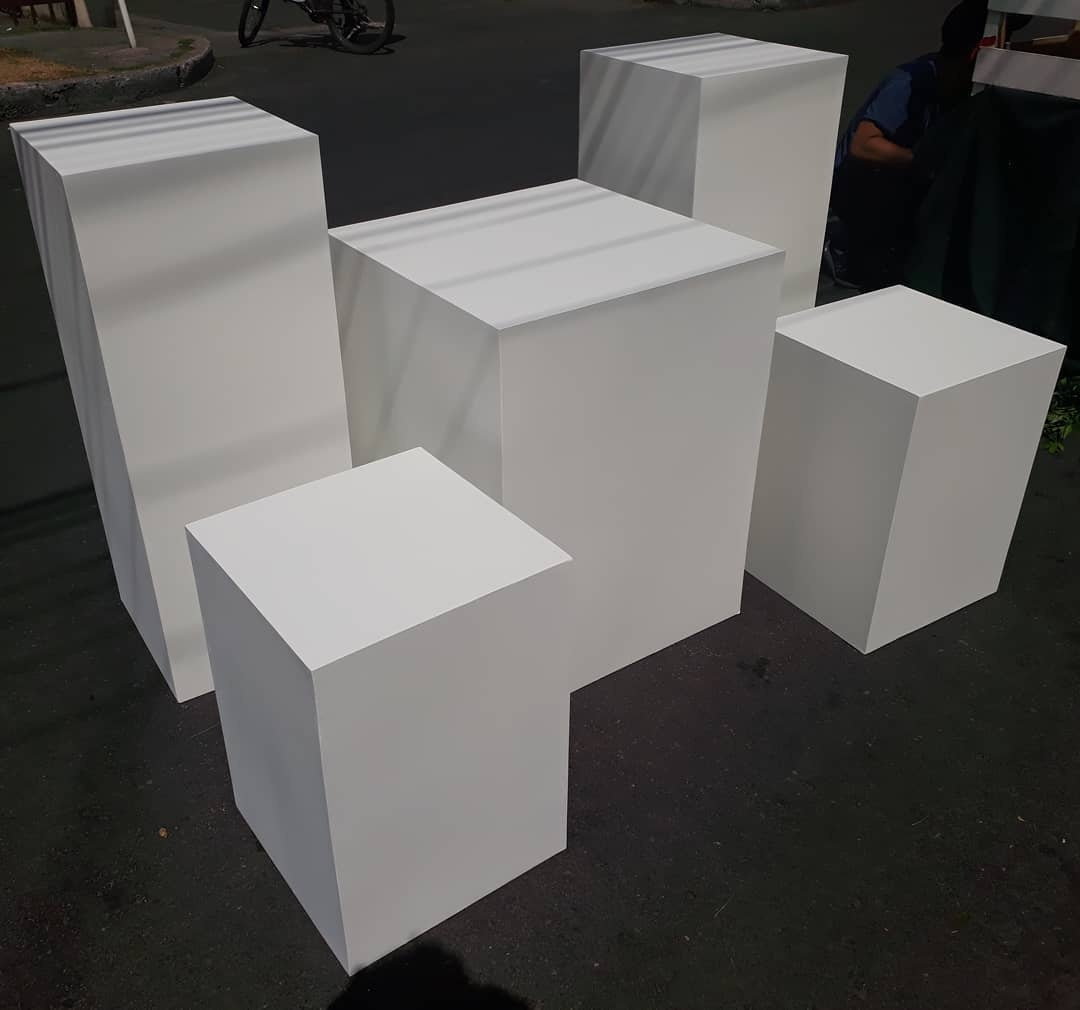 kit 5 Cubos color Blanco
FORRADO EN TELA DEL COLOR
Principal 80CM Altura.
Mediana 1,02 M Altura .
Pequeña 58 CM Altura.
$ 200.000