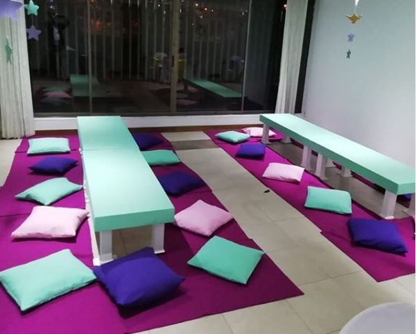 Mesa Rectangular Tapizada Baja
Con 6 Cojines+Manta
$80.000 Alquiler
Manejamos Variedad De Colores