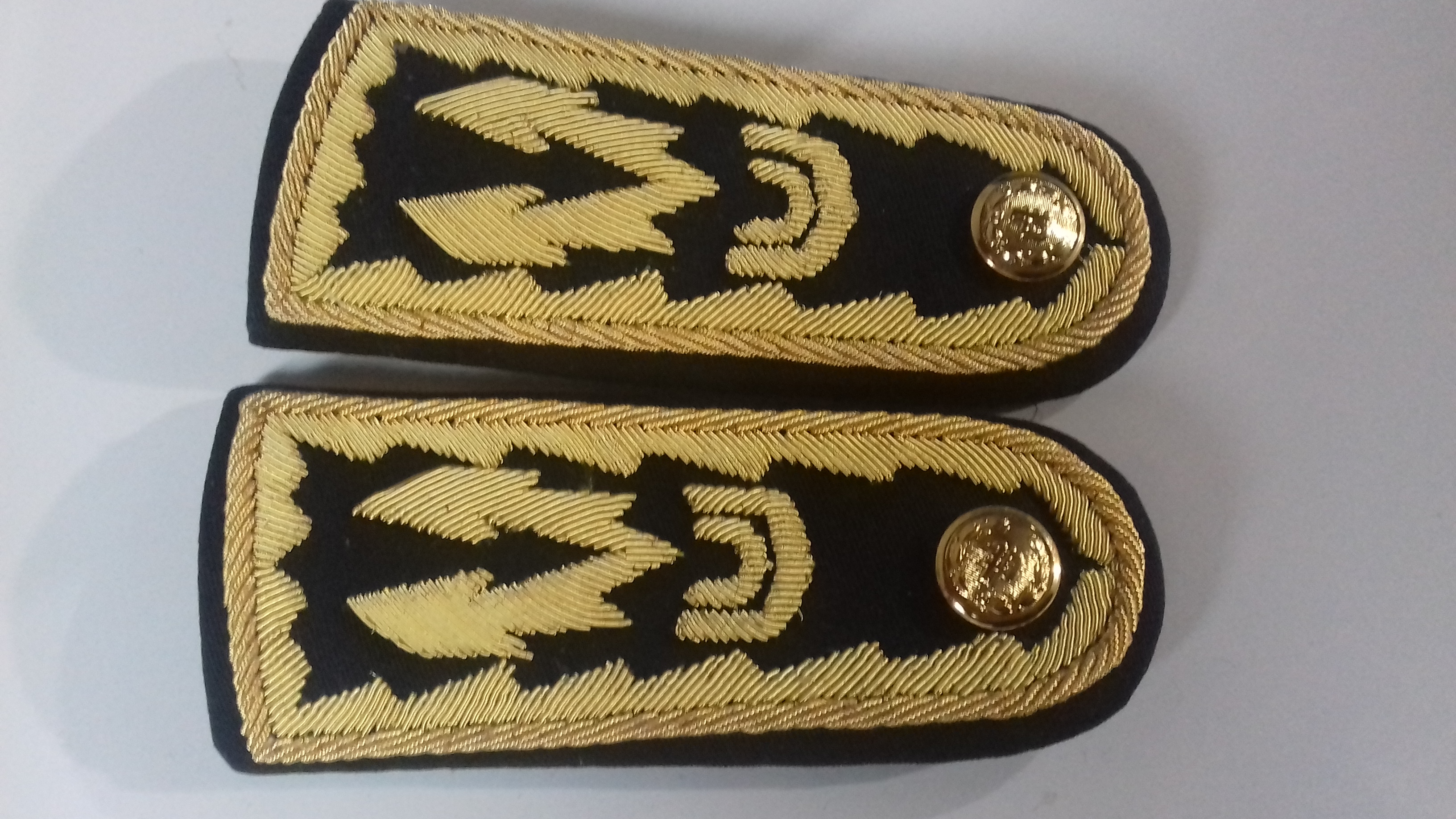 Palas para Traje de Gala con Adorno de Cutillo