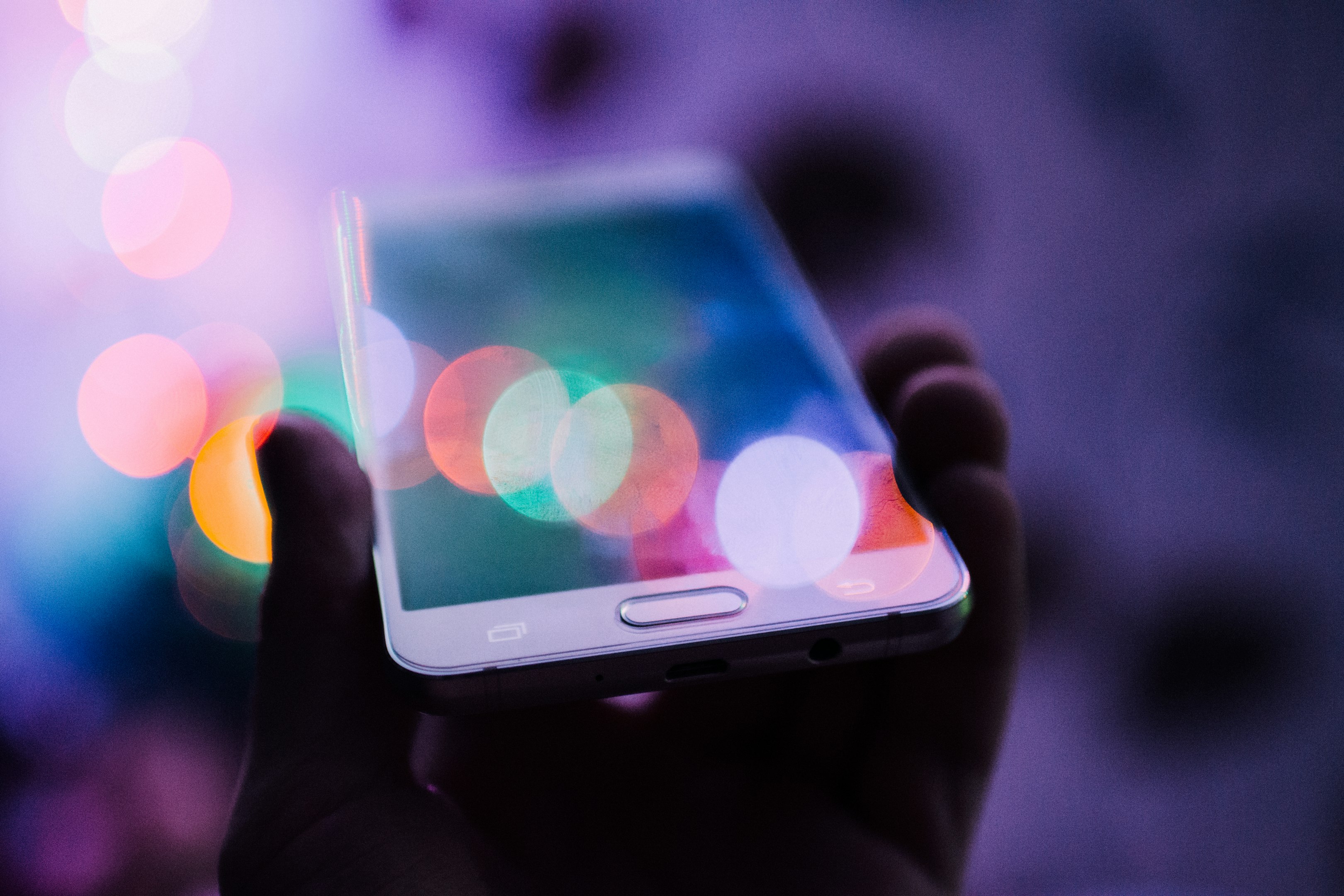 persona sosteniendo un teléfono inteligente