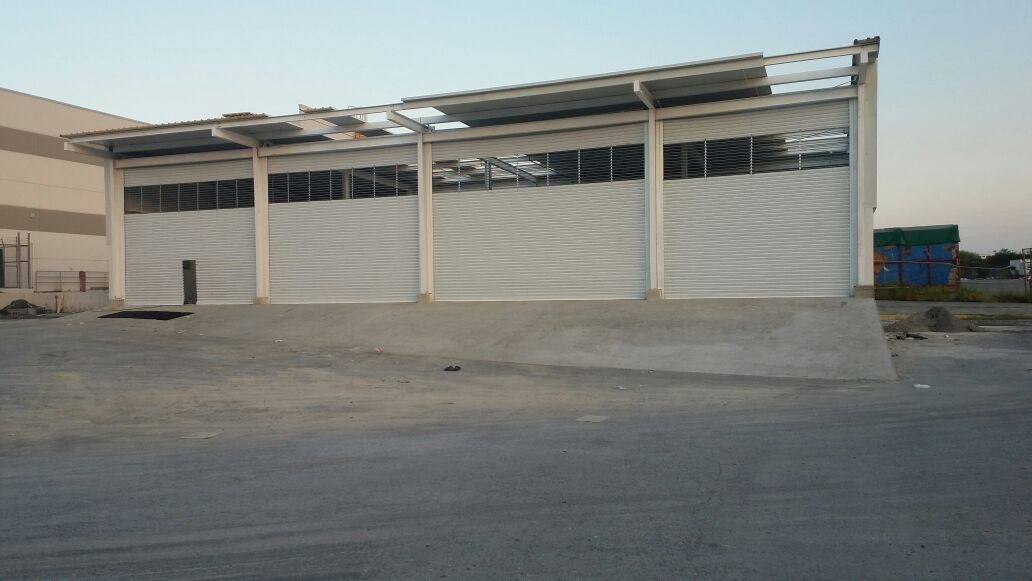 Cortinas Duela Plana Blanco combinada con exhibición 