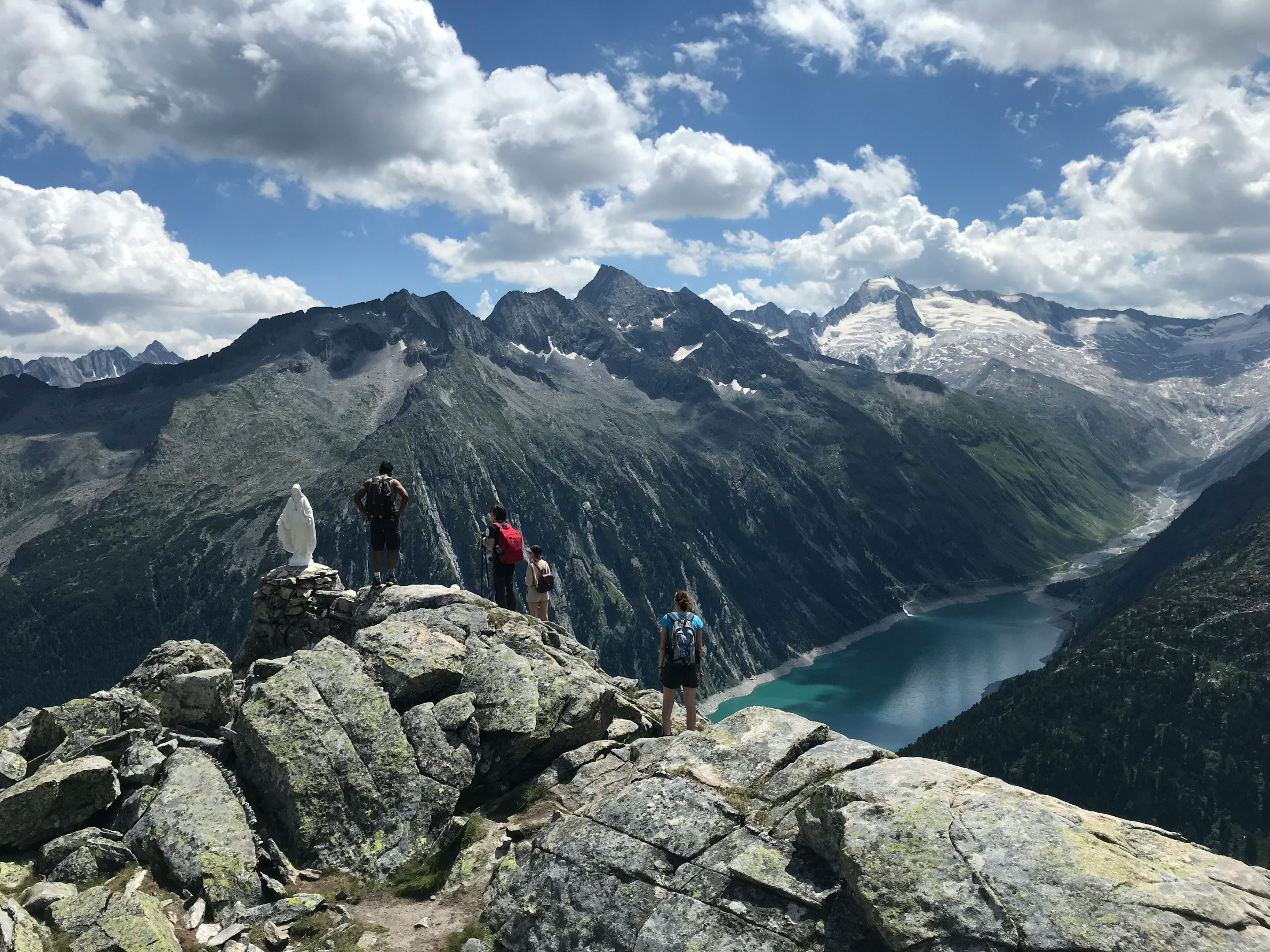 un grupo de personas de pie en la cima de una montaña
